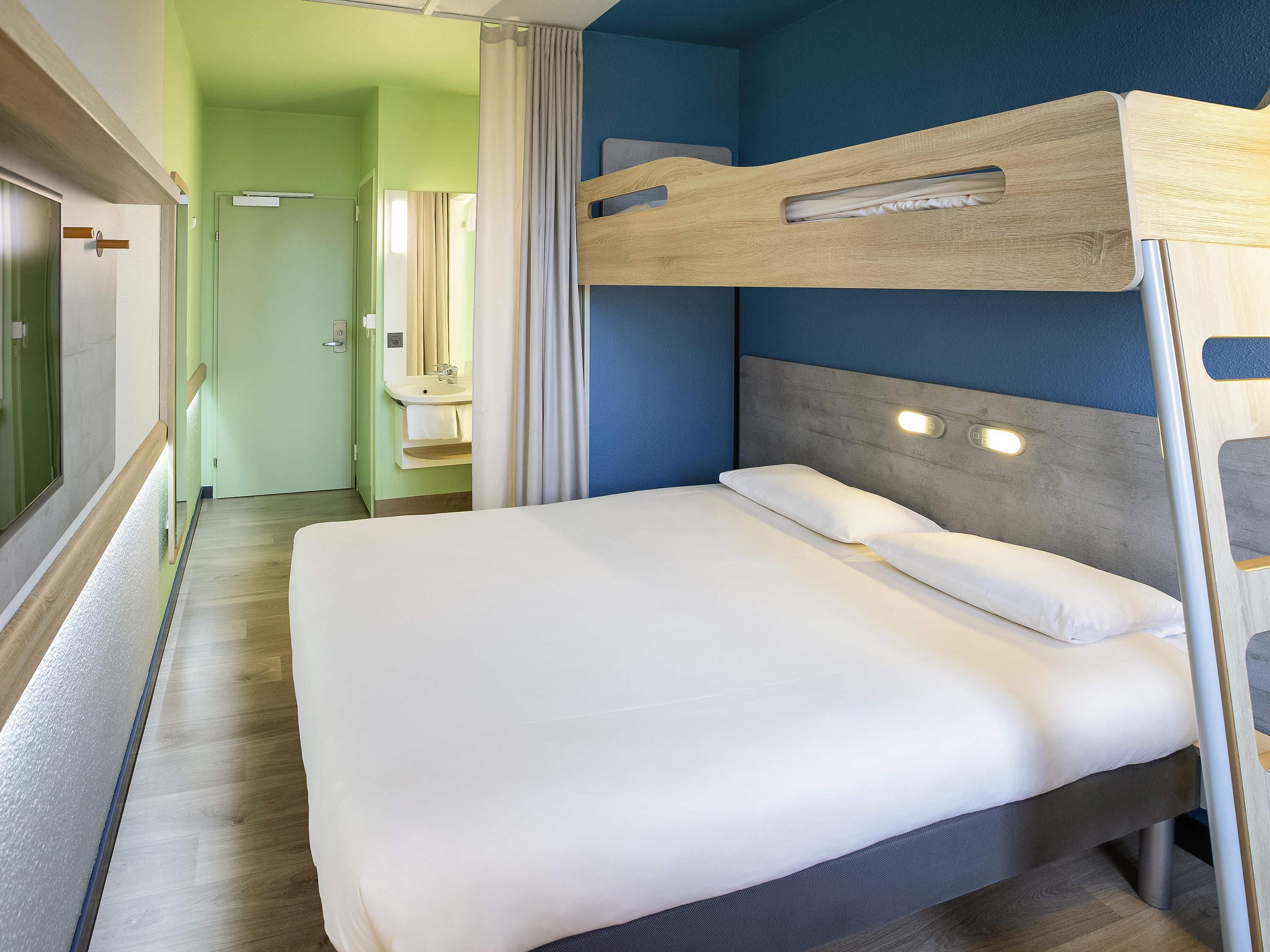 IBIS BUDGET GENEVE AEROPORT Room Type - Triple room with a double bed (150 x 190 cm) and a bunk bed (80 x 190 cm) IBIS BUDGET GENEVE AEROPORT Room Type - Triple room with a double bed (150 x 190 cm) and a bunk bed (80 x 190 cm)