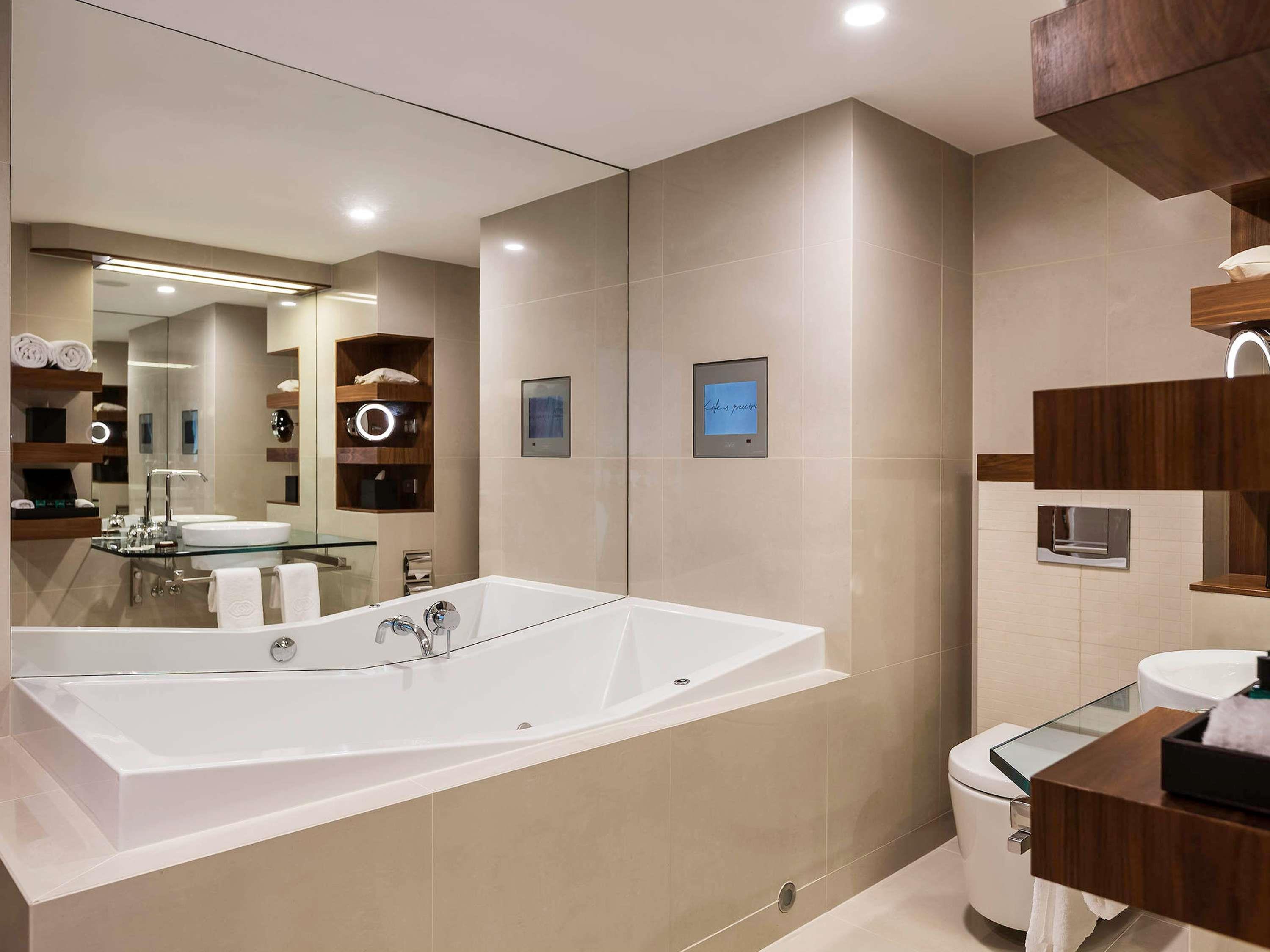 Sofitel Queenstown Hotel And Spa Room Type - PENTHOUSE NO 5, 1 King Size Bed, Separate Living Room, Large Patio, Outdoor Jacuzzi, Lake View Sofitel Queenstown Hotel And Spa Room Type - PENTHOUSE NO 5, 1 King Size Bed, Separate Living Room, Large Patio, Outdoor Jacuzzi, Lake View