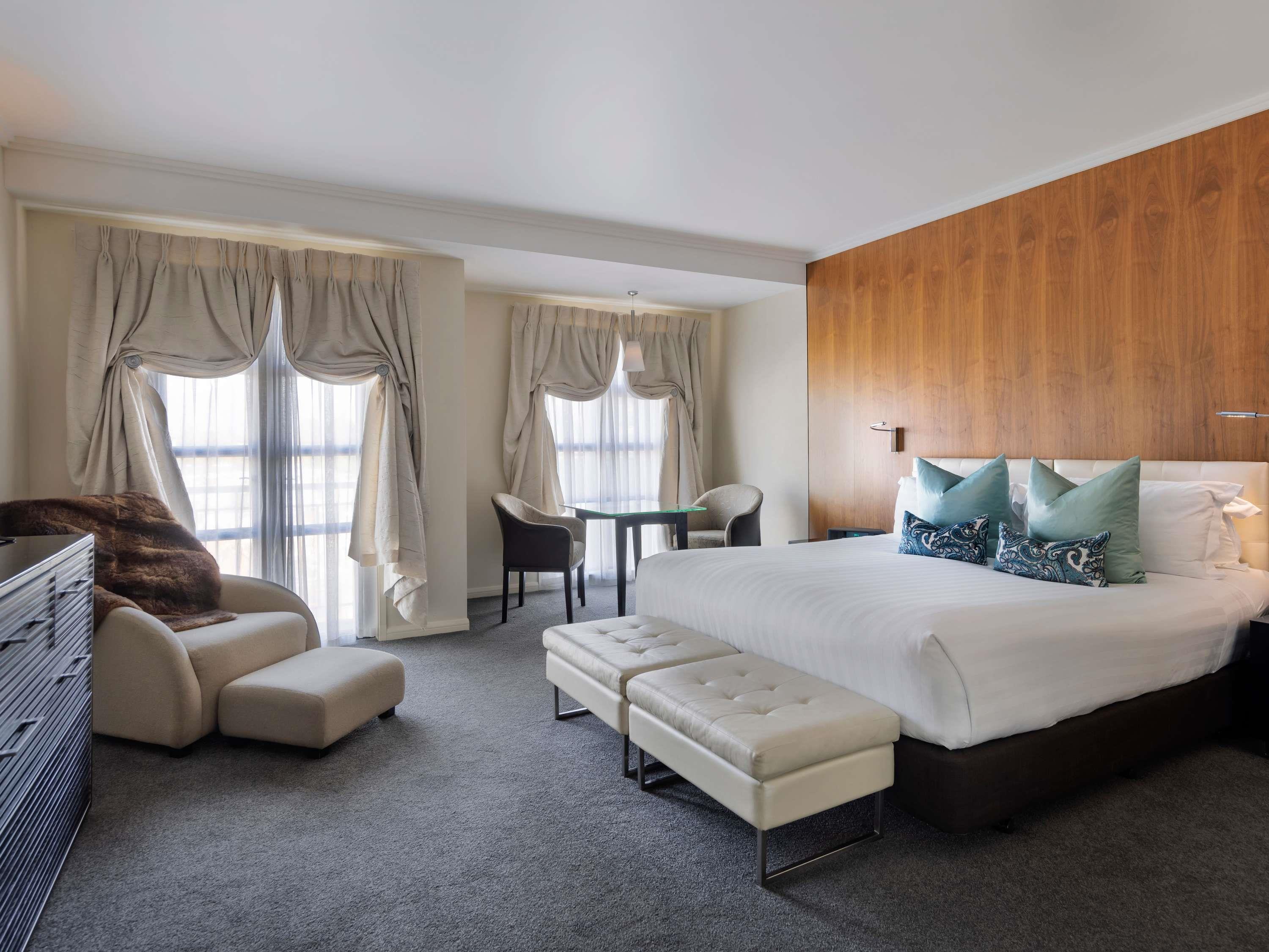Sofitel Queenstown Hotel And Spa Room Type - PRESTIGE SUITE, 1 King Size Bed, Separate Living Room, Remarkables View