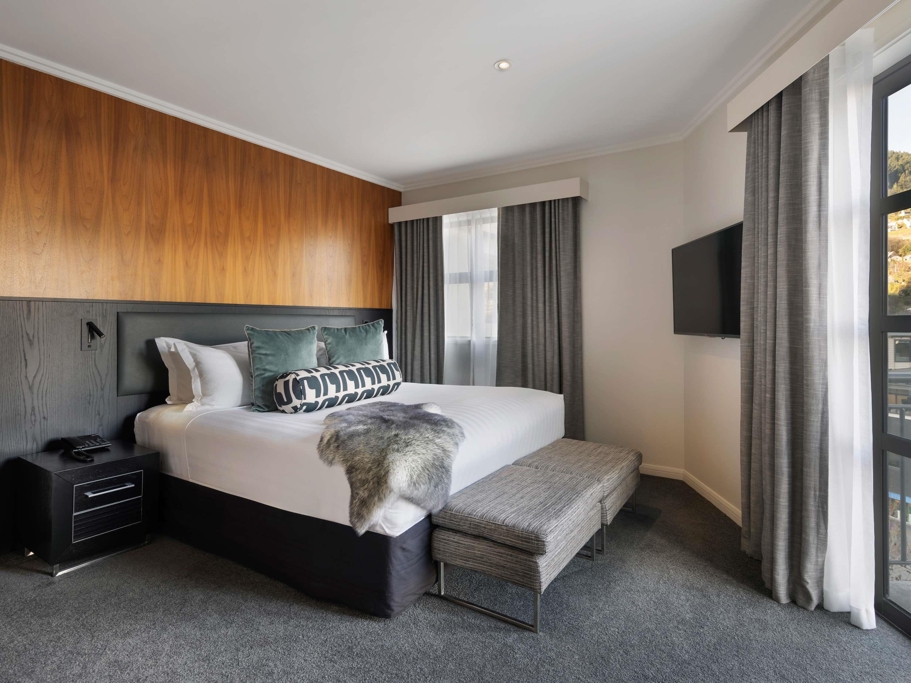 Sofitel Queenstown Hotel And Spa Room Type - JUNIOR SUITE, 1 King Size Bed, Double Spa Bath, Seperate Living Room, Juliet Balcony