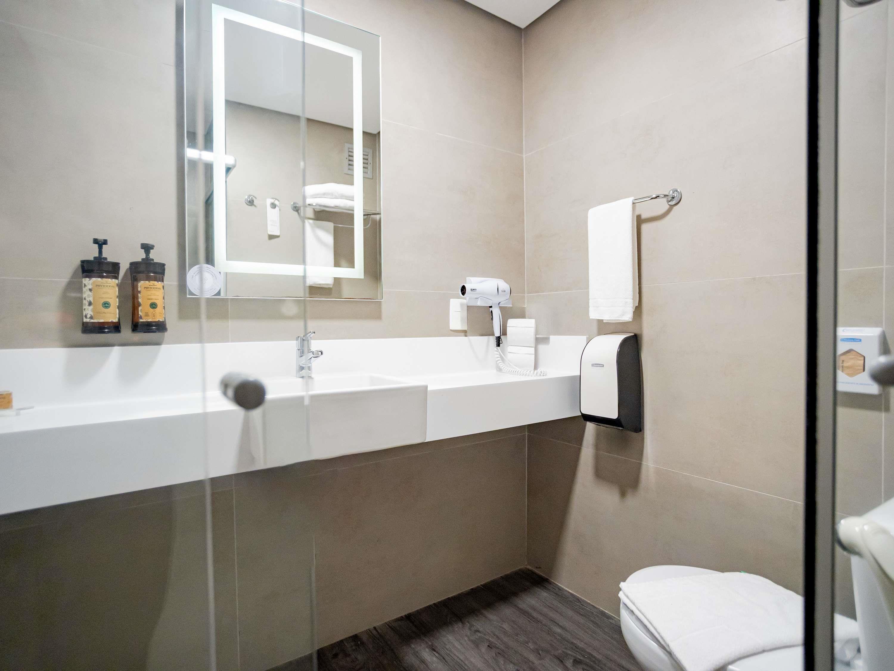Mercure Florianópolis Room Type - Executive apartment with a queen size bed, upper floor, modern design