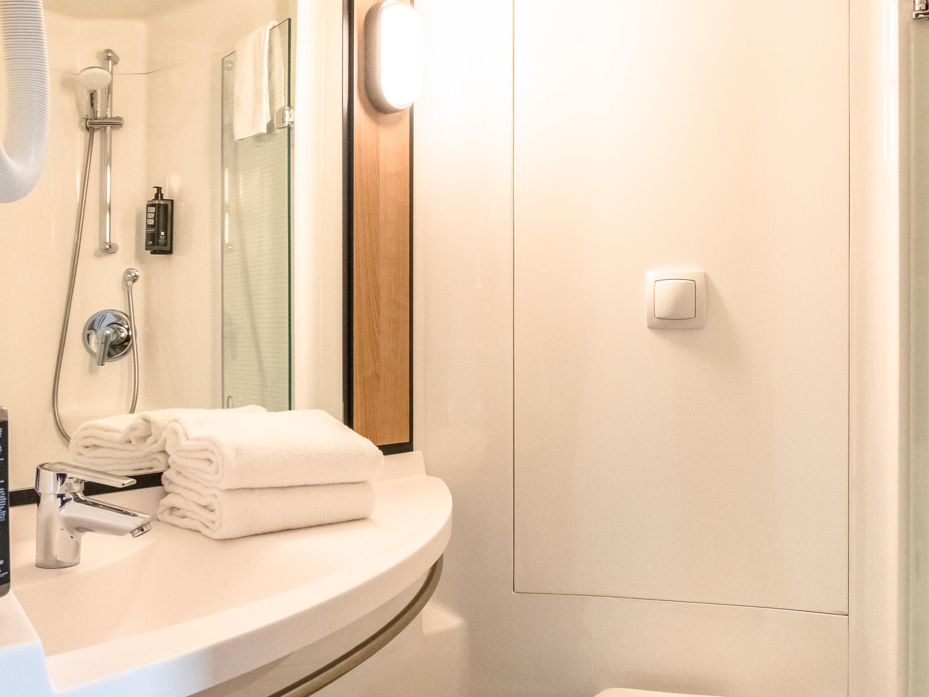 ibis Albi Room Type - Standard Room with 1 double bed and a sofa bed for 1 child