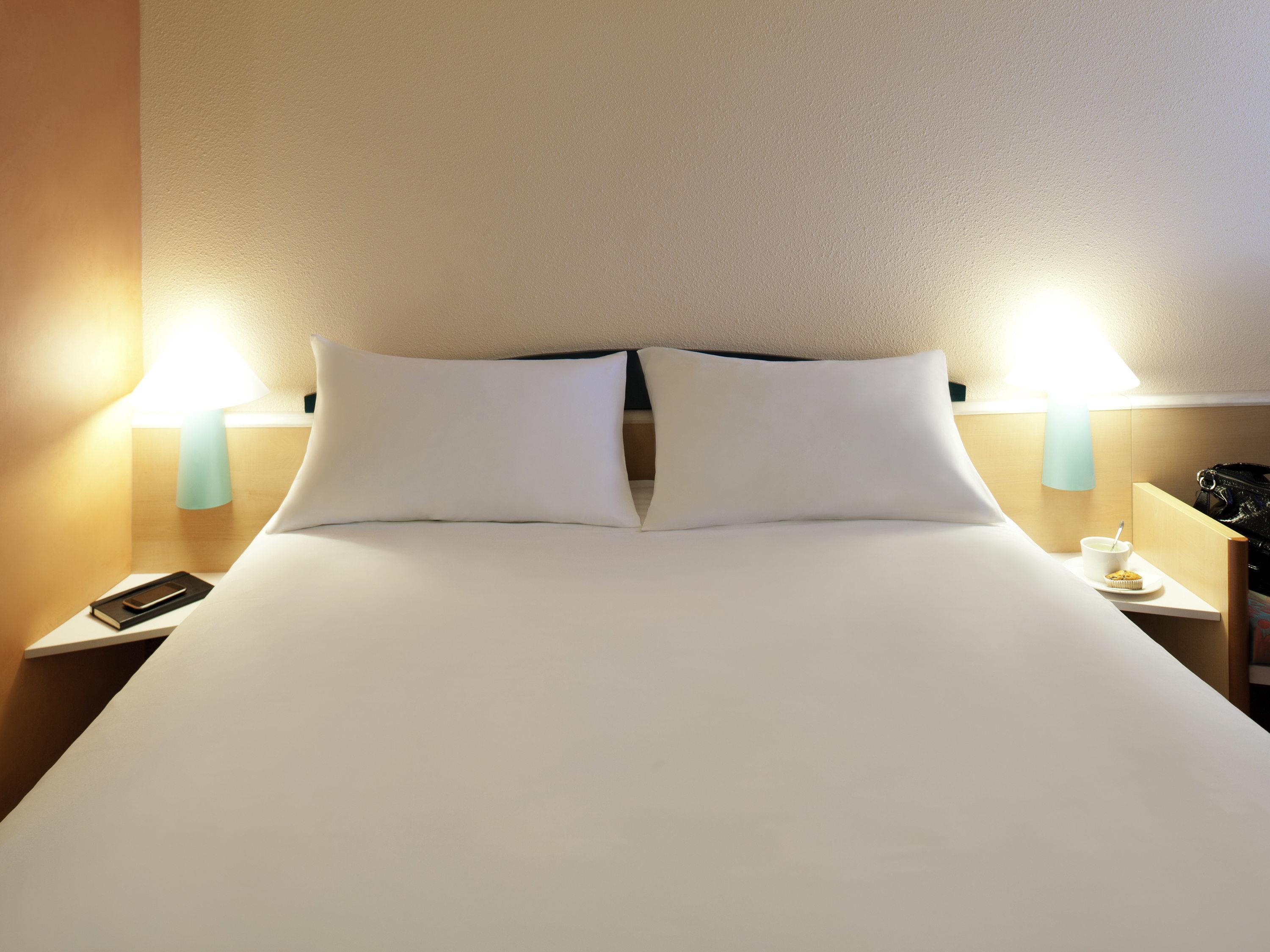 ibis Tarbes Odos Room Type - Room with 1 double bed and 1 desk bed featuring the new bedding