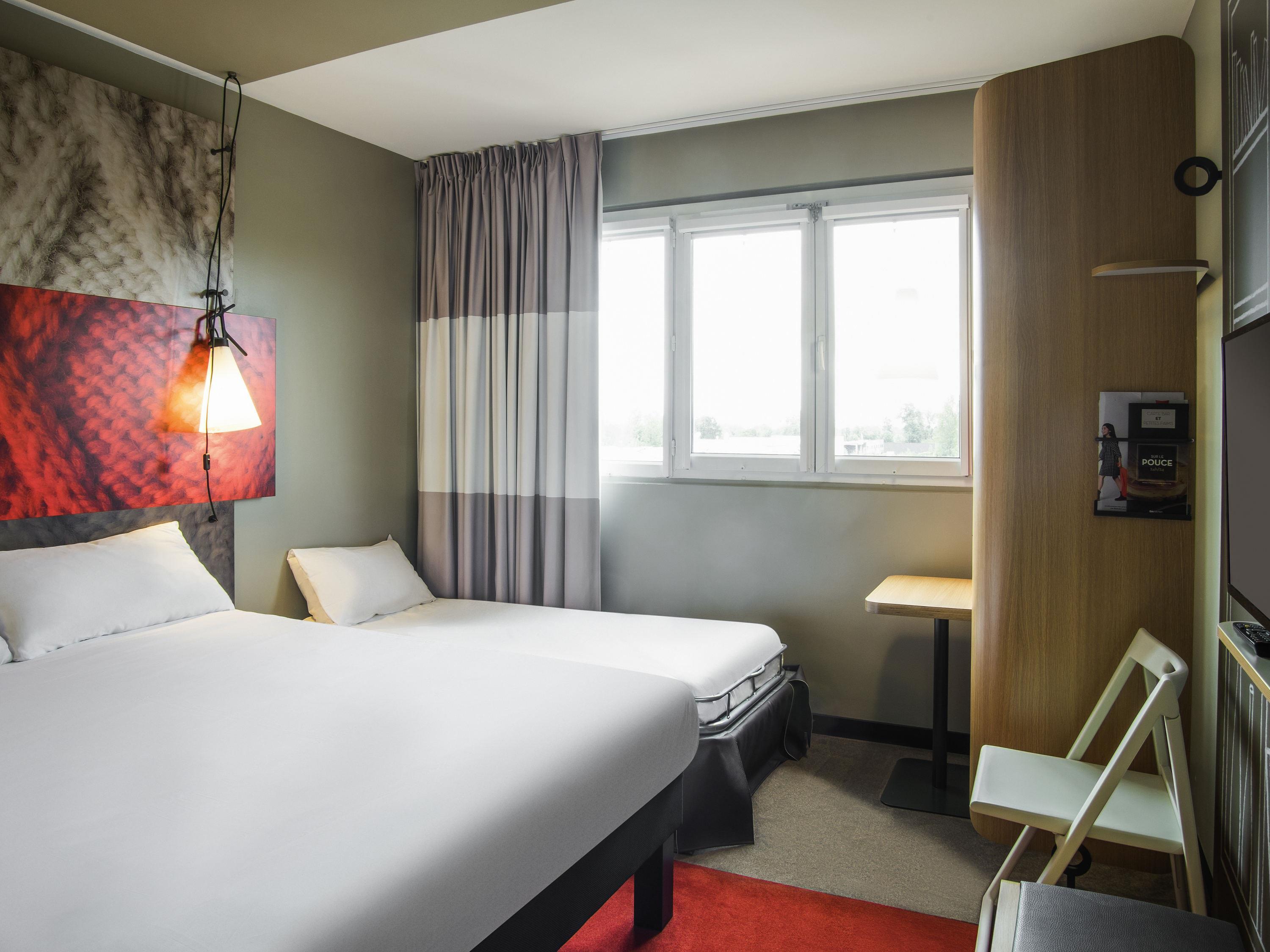 ibis Tarbes Odos Room Type - Room with twin beds and 1 desk bed featuring the new bedding