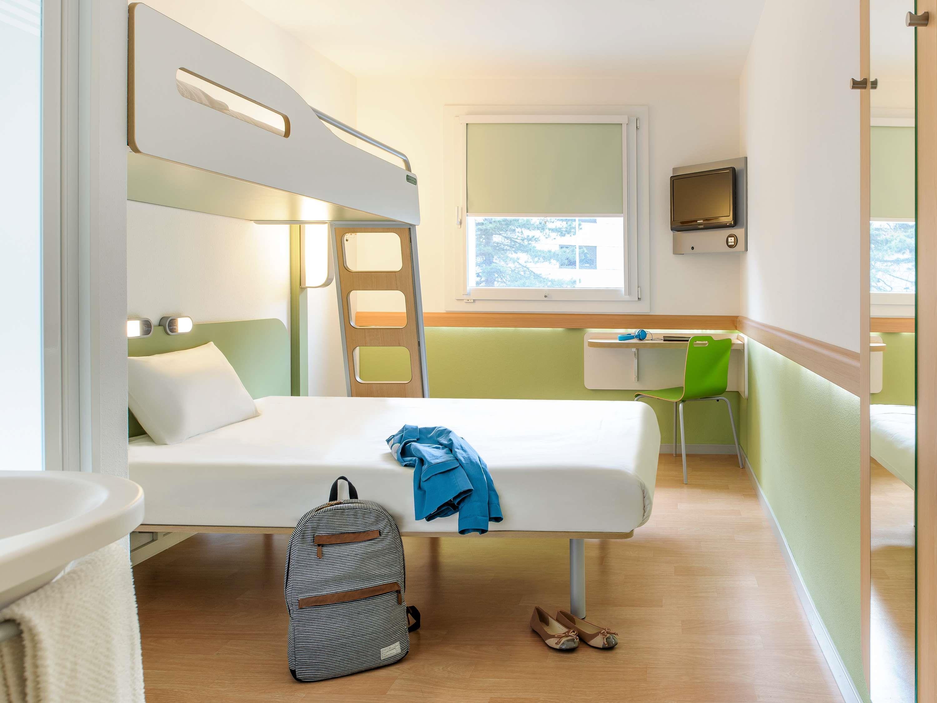 IBIS BUDGET LEEDS CENTRE Room Type - Triple room with a double bed and a single bunk bed IBIS BUDGET LEEDS CENTRE Room Type - Triple room with a double bed and a single bunk bed
