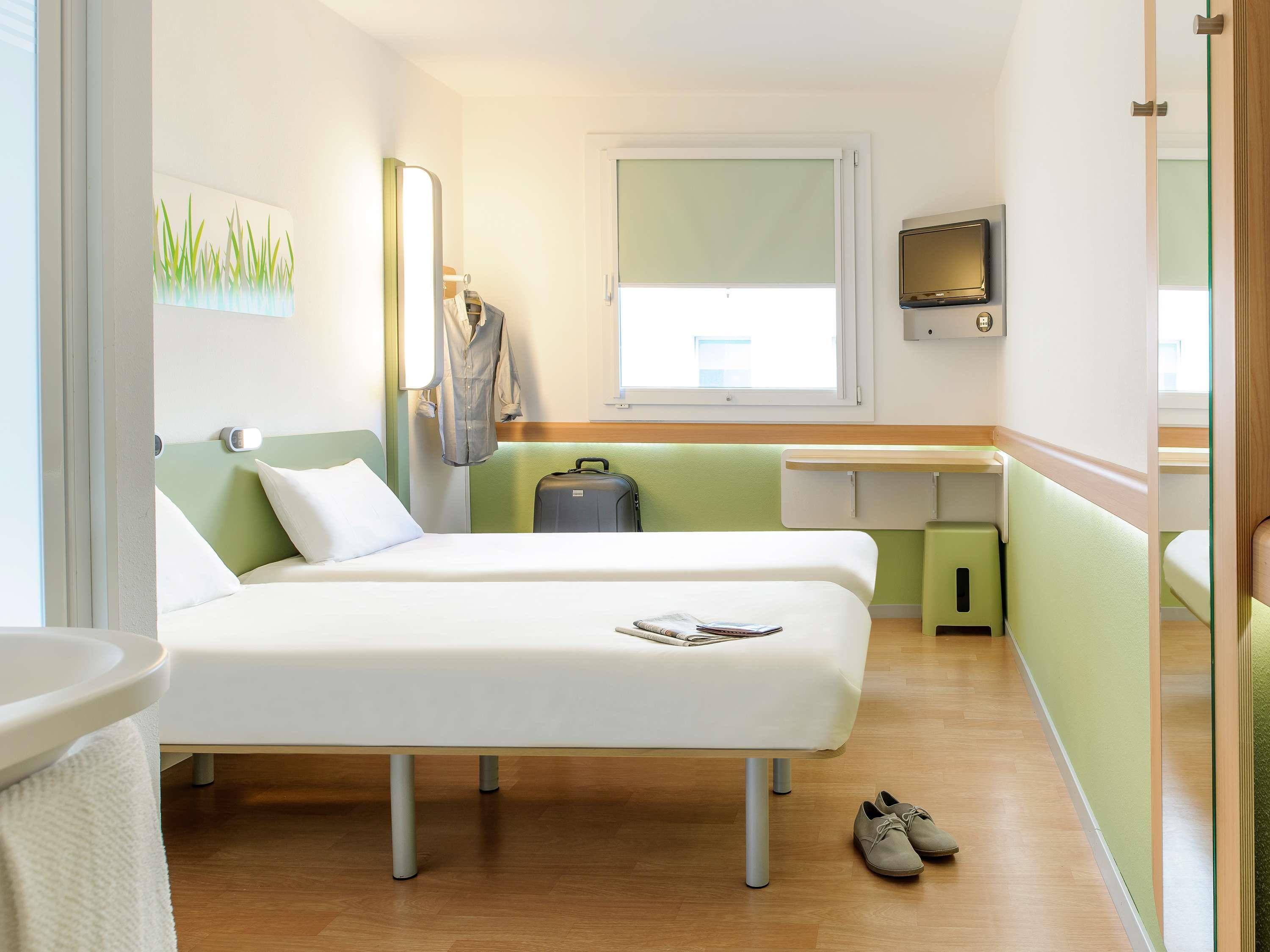 IBIS BUDGET LEEDS CENTRE Room Type - Twin room with two single beds for up to 2 people IBIS BUDGET LEEDS CENTRE Room Type - Twin room with two single beds for up to 2 people