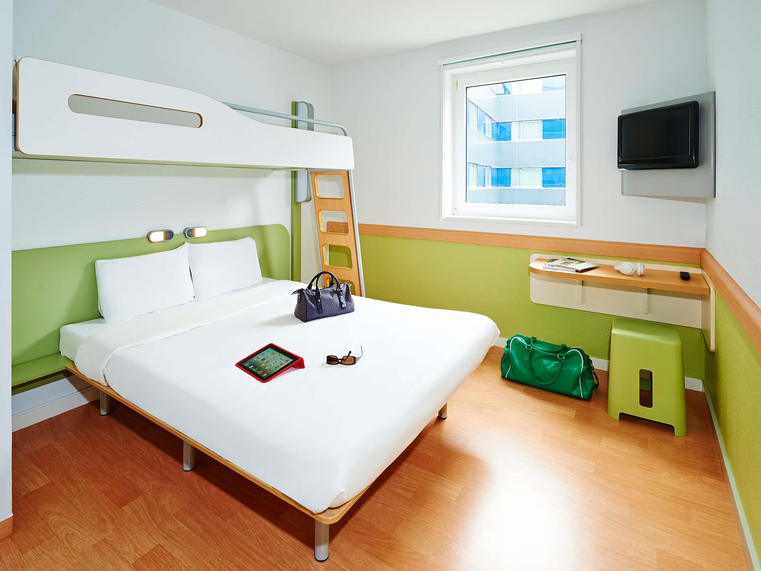 IBIS BUDGET LEEDS CENTRE Room Type - Accessible room with top bunk and double bed