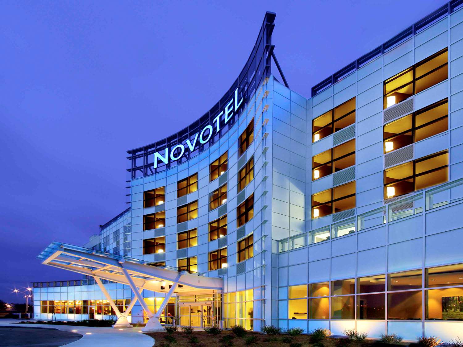 Novotel Ouest Hotel St Laurent, QC See Discounts