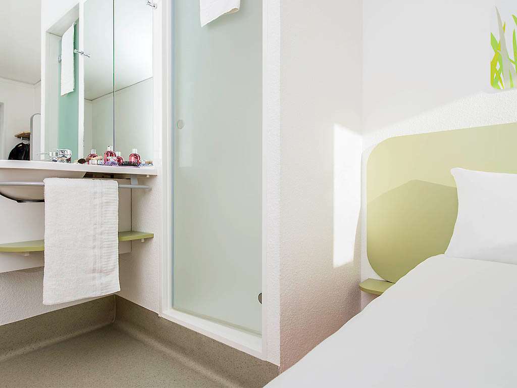 ibis budget Sheffield Arena Room Type - Standard room with a double bed and a single bed