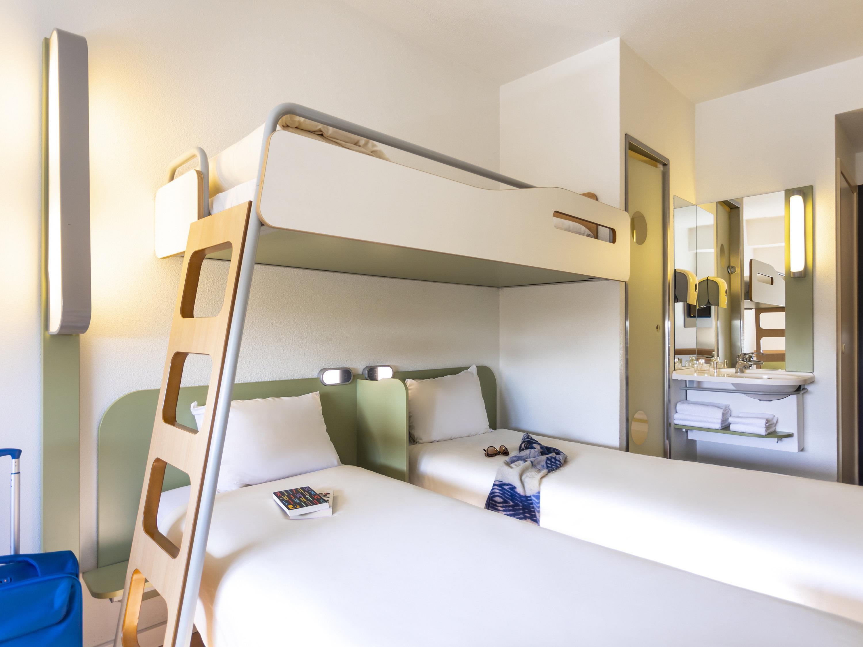 ibis budget Antwerpen Centraal Station Room Type - Standard Room with 2 single beds and a bunk bed ibis budget Antwerpen Centraal Station Room Type - Standard Room with 2 single beds and a bunk bed