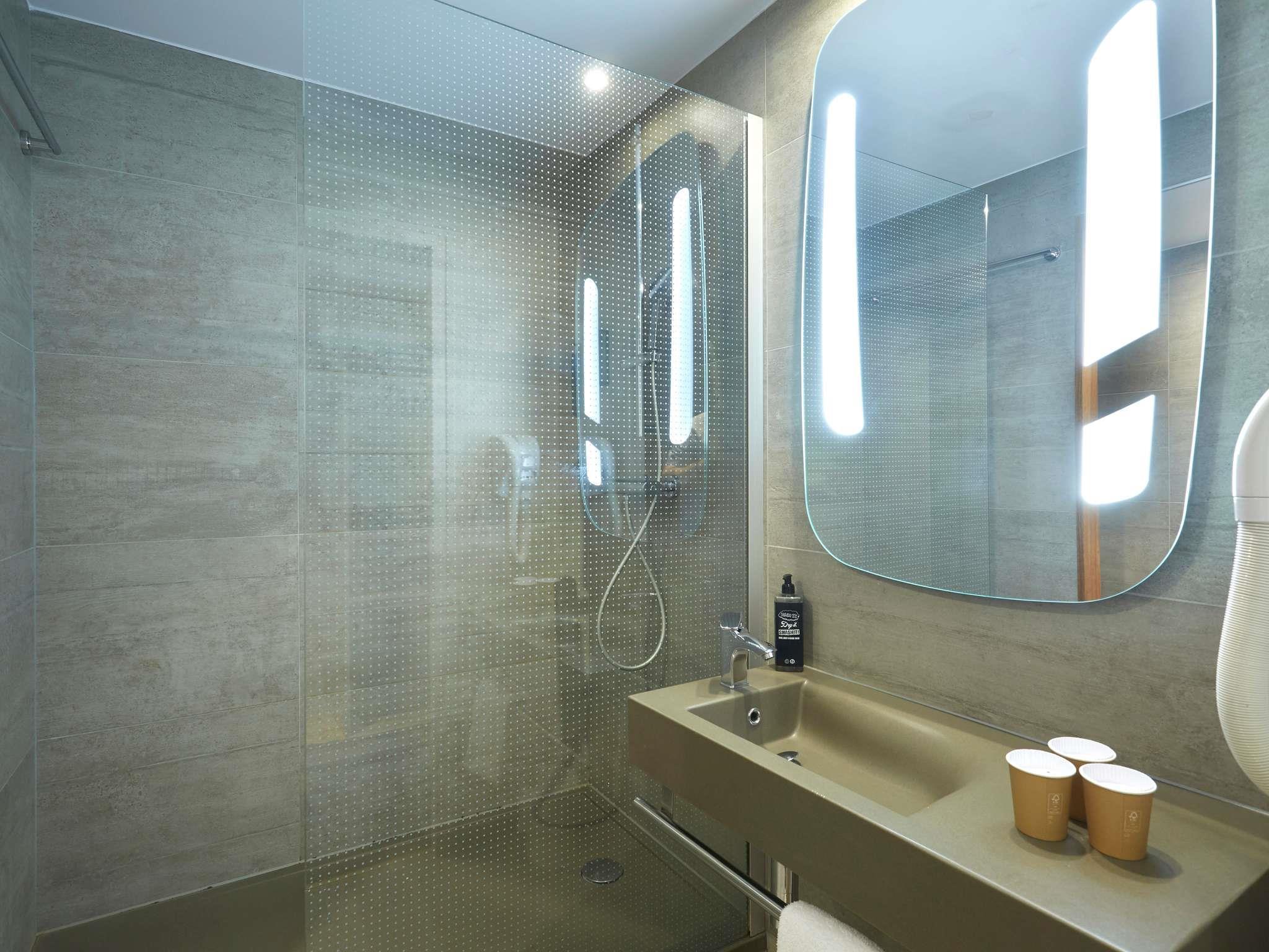 ibis Annemasse Room Type - Standard Room with one Double bed and one Single bed ibis Annemasse Room Type - Standard Room with one Double bed and one Single bed