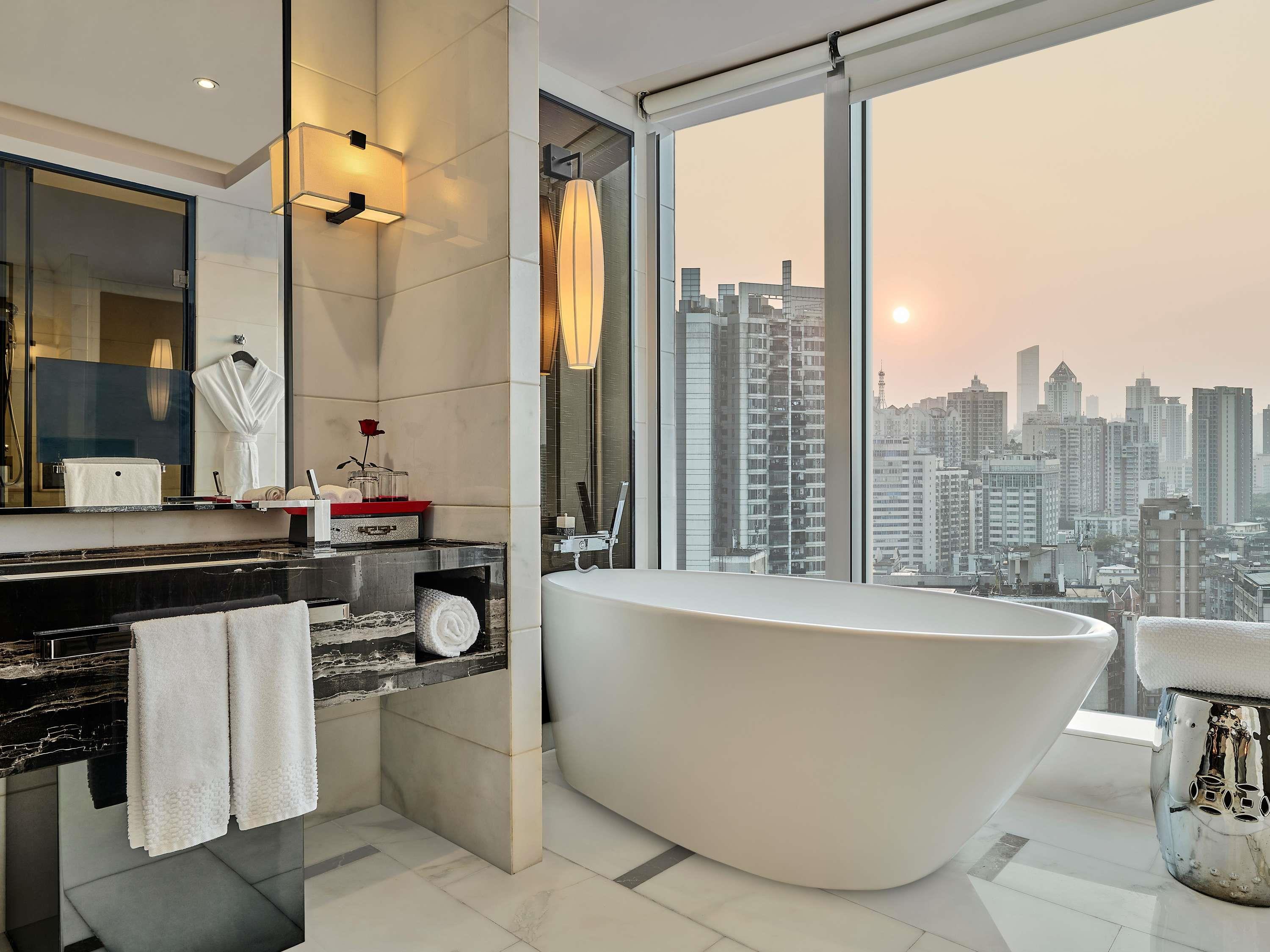 Sofitel Guangzhou Sunrich Room Type - LUXURY ROOM, 1 King Size Bed