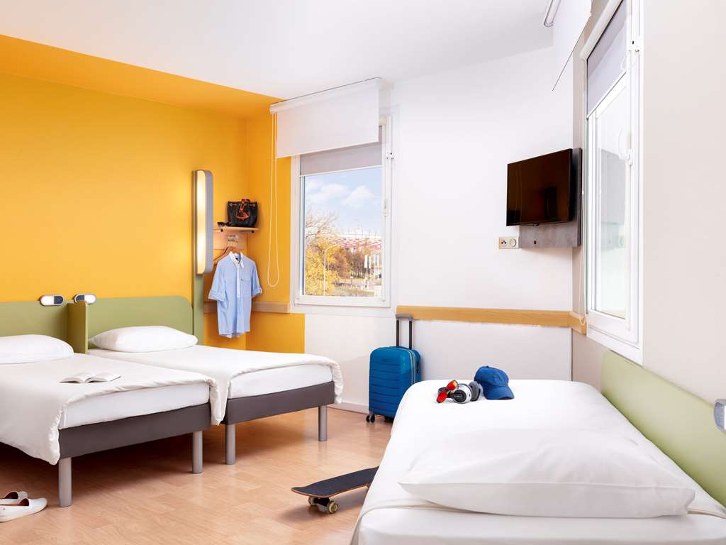 ibis budget Warszawa Centrum Room Type - FAMILY - Standard Room with 1 double bed and 1 single bed ibis budget Warszawa Centrum Room Type - FAMILY - Standard Room with 1 double bed and 1 single bed