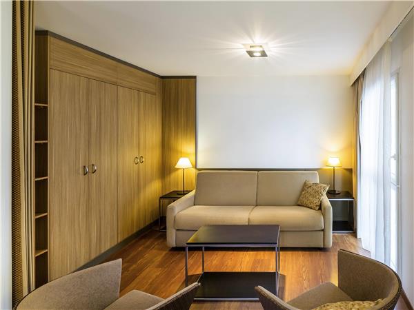 Studio with 1 double bed and 1 sofa bed