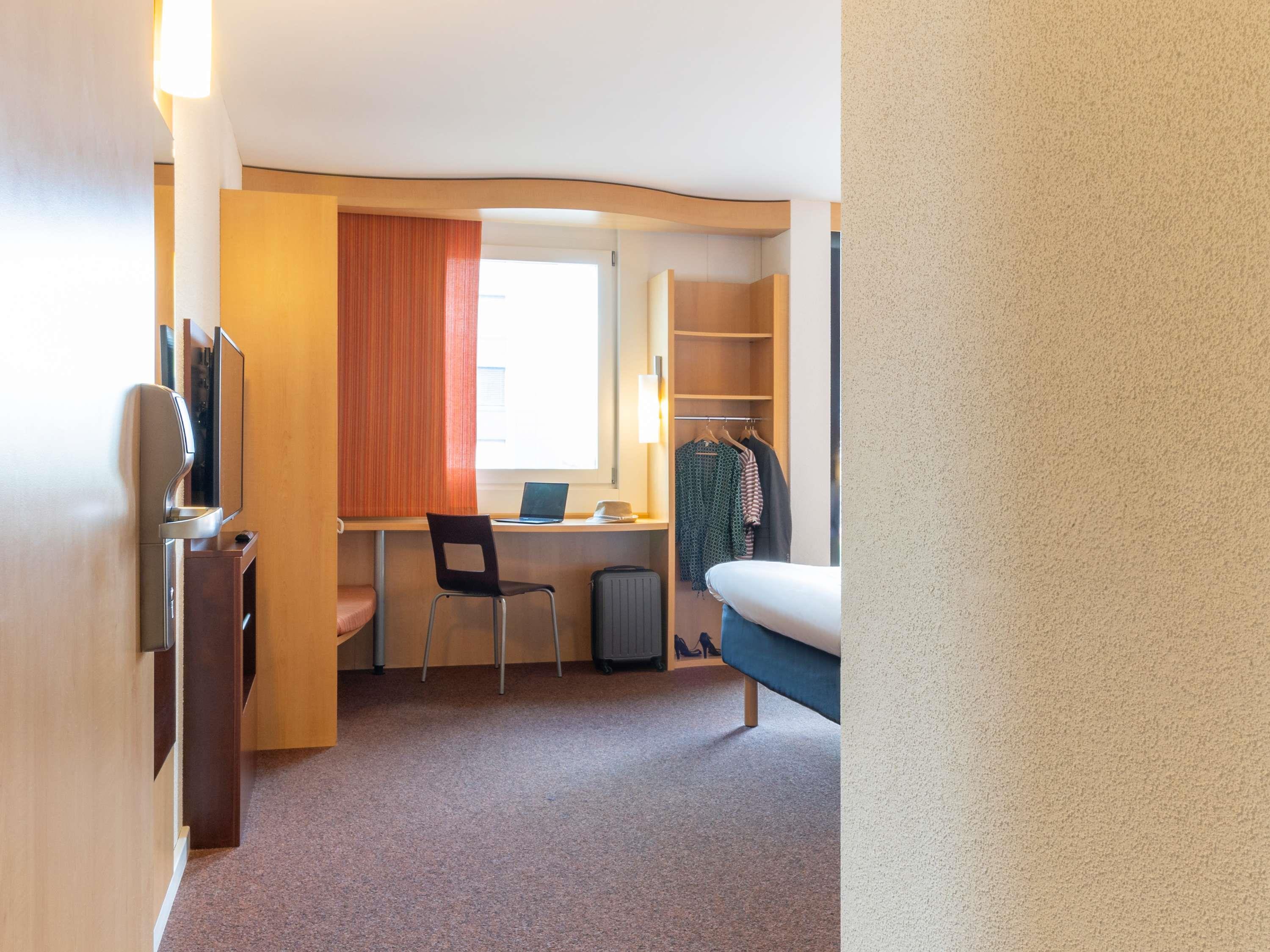 ibis Basel Bahnhof Room Type - Room with 1 double bed, 63x79 inches, 160x200 cm and wheelchair access