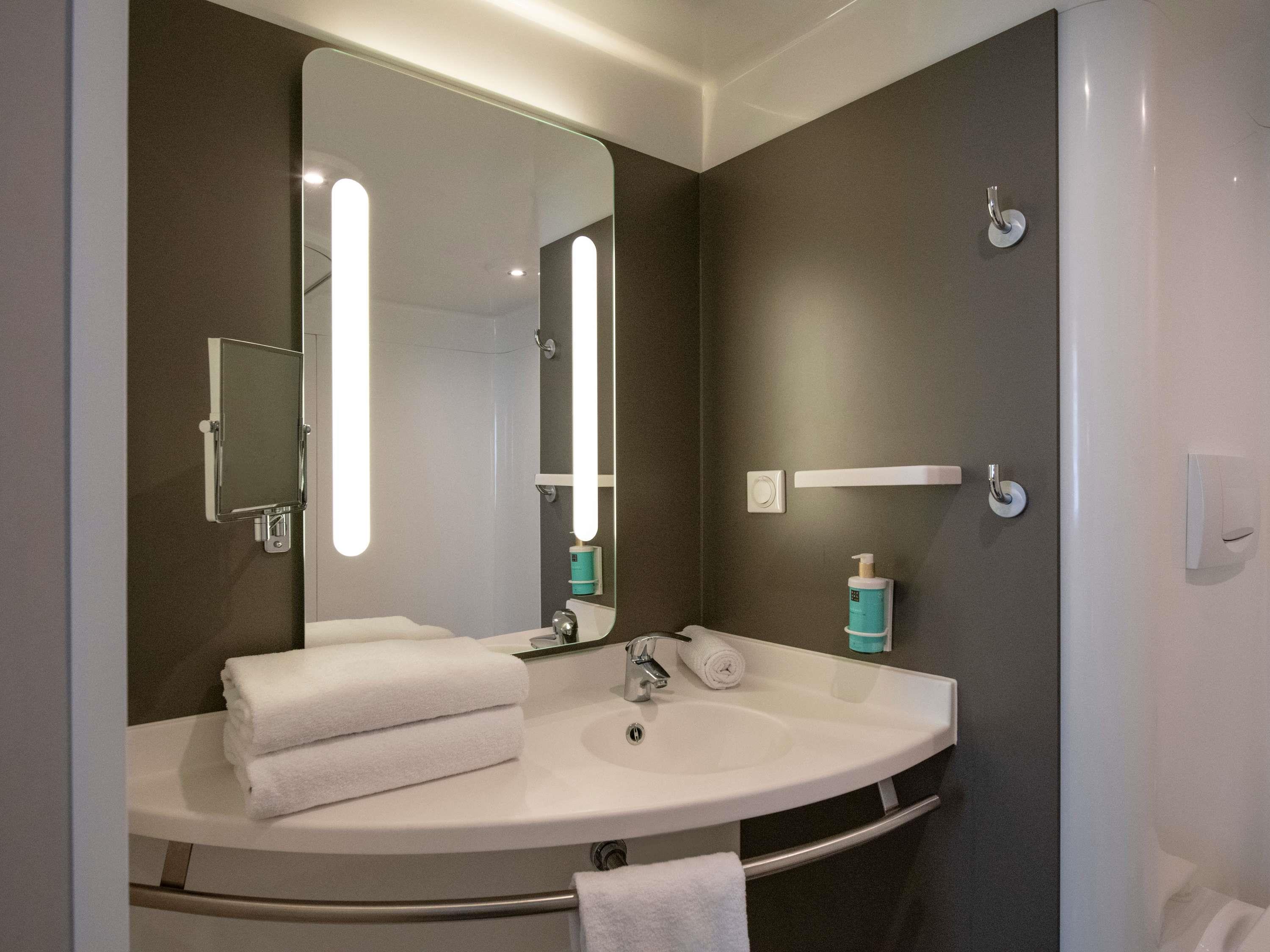 Novotel Suites Nice Airport Room Type - Superior suite for persons with reduced mobility - double bed and day bed