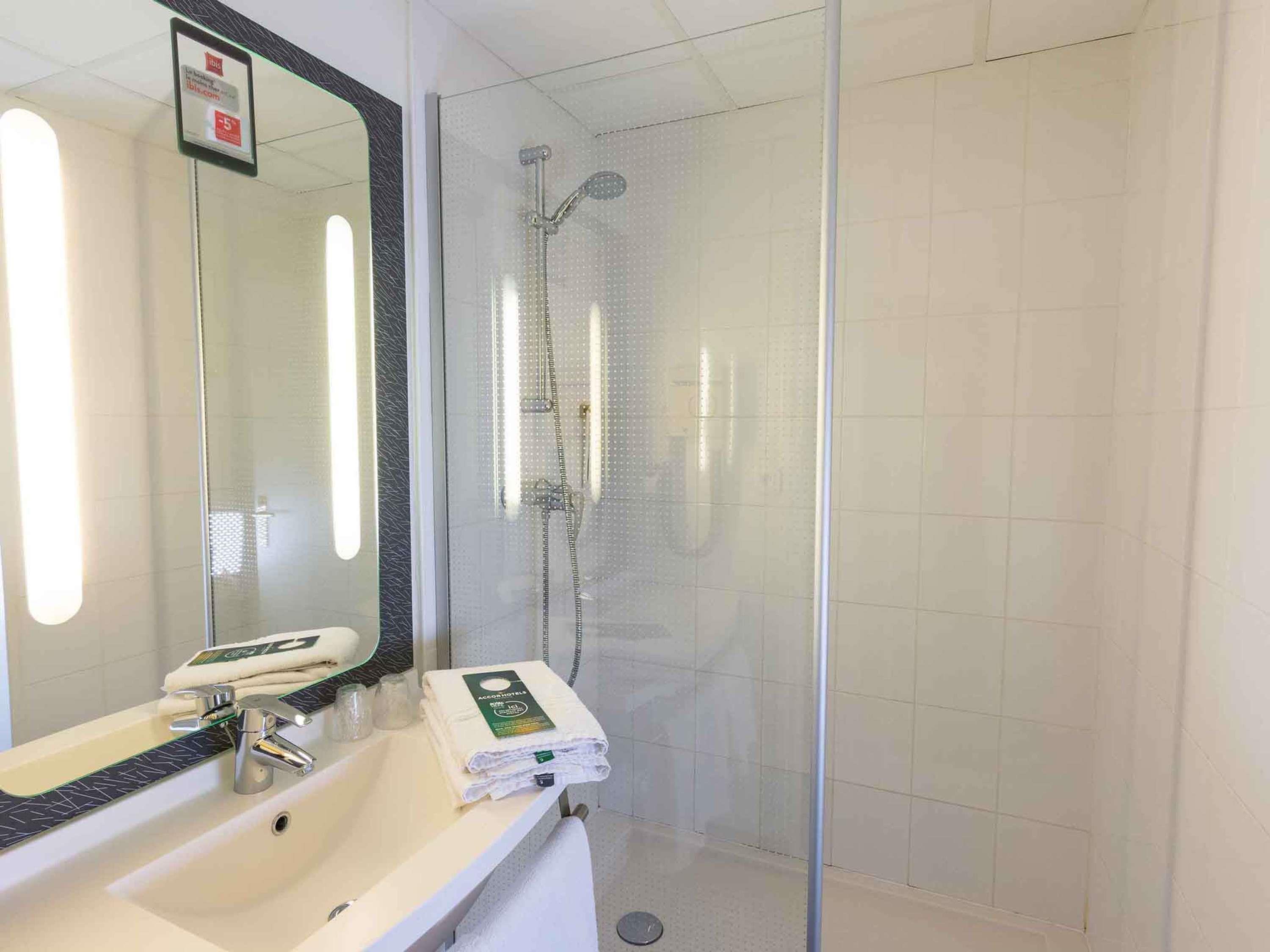 ibis Dunkerque Centre Room Type - Standard Room with 3 single beds