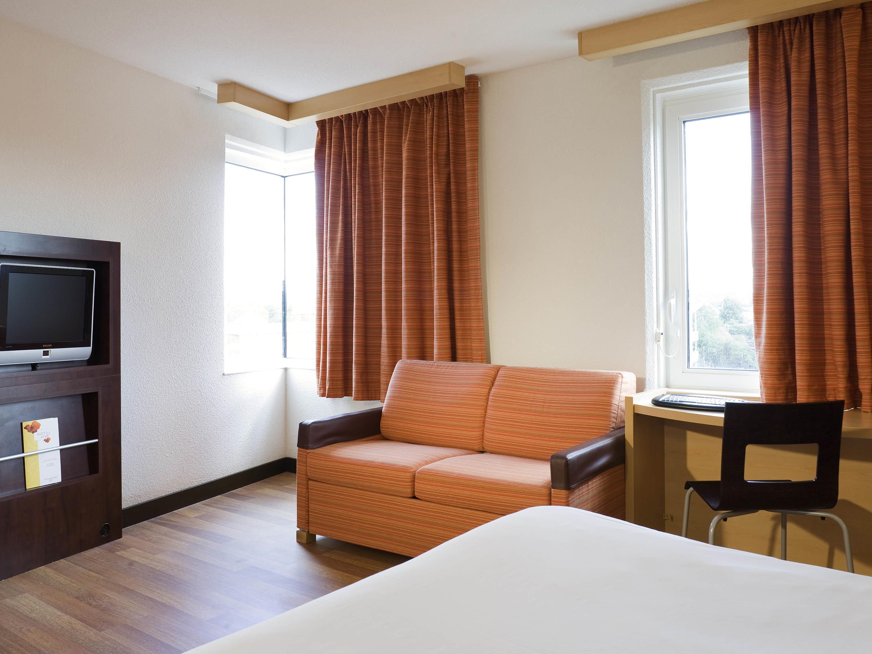 ibis Bristol Temple Meads Quay Room Type - Family room with 1 double bed and 1 sofa bed