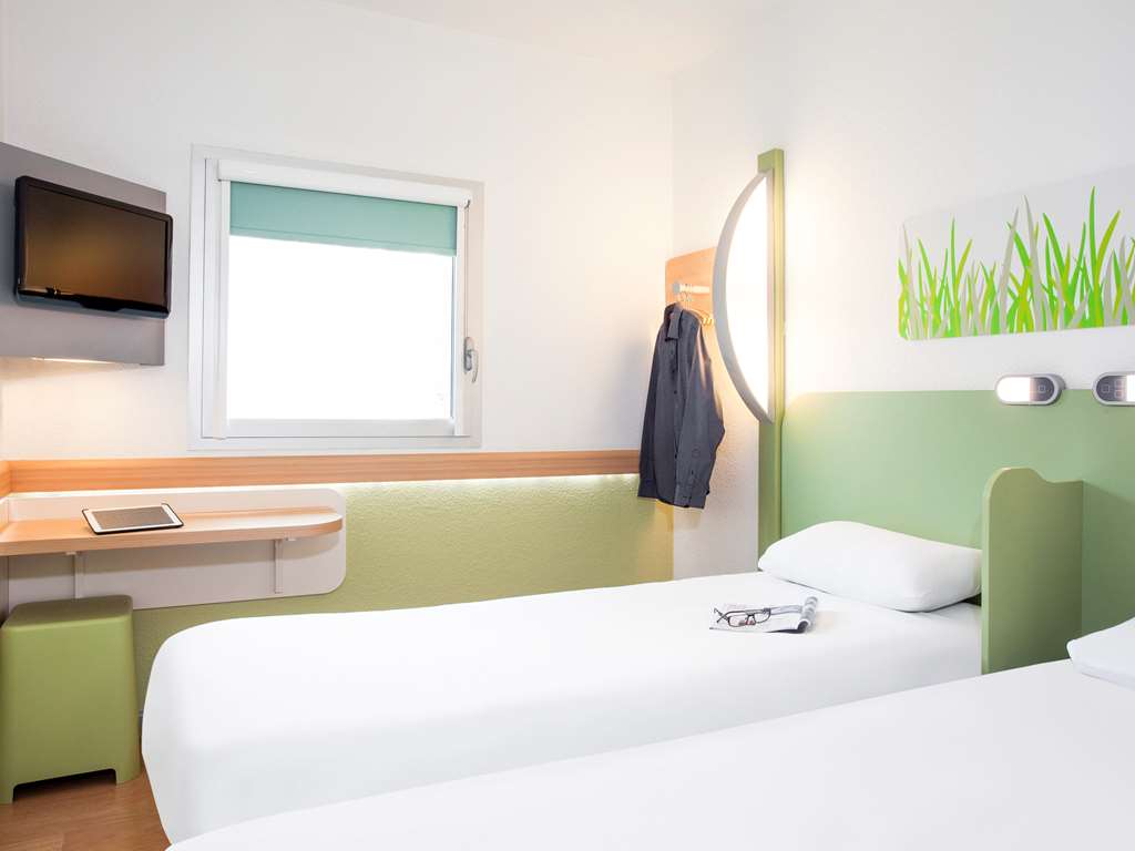 Ibis Budget Beaconsfield Room Type - Accessible TWIN - Room with twin beds