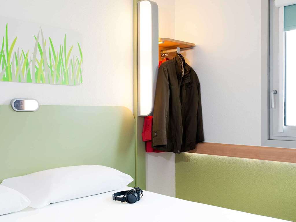 Ibis Budget Beaconsfield Room Type - DOUBLE - Room with a large bed for 2 people