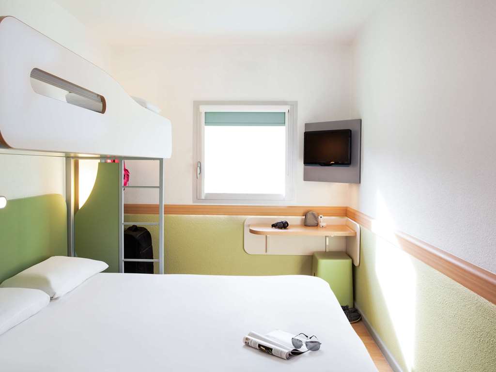 Ibis Budget Beaconsfield Room Type - TRIPLE - Room with a large bed bunk bed
