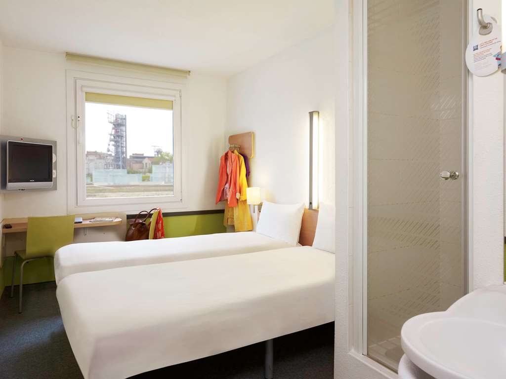 ibis budget Katowice Centrum Room Type - TWIN - A Standard Room with twin beds