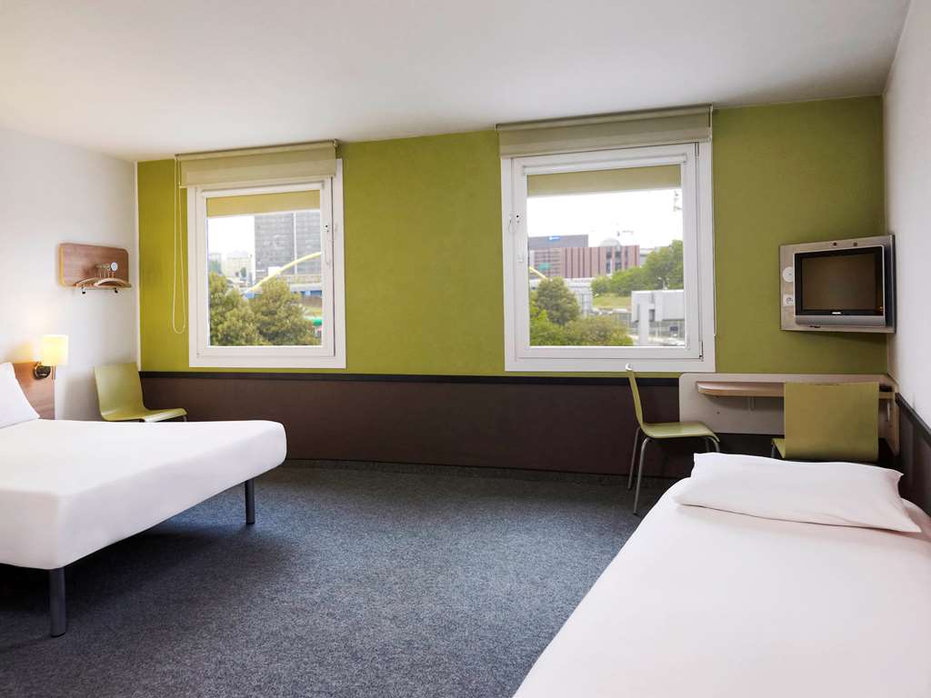 ibis budget Katowice Centrum Room Type - Standard room with 1 double bed and 1 single bed ibis budget Katowice Centrum Room Type - Standard room with 1 double bed and 1 single bed