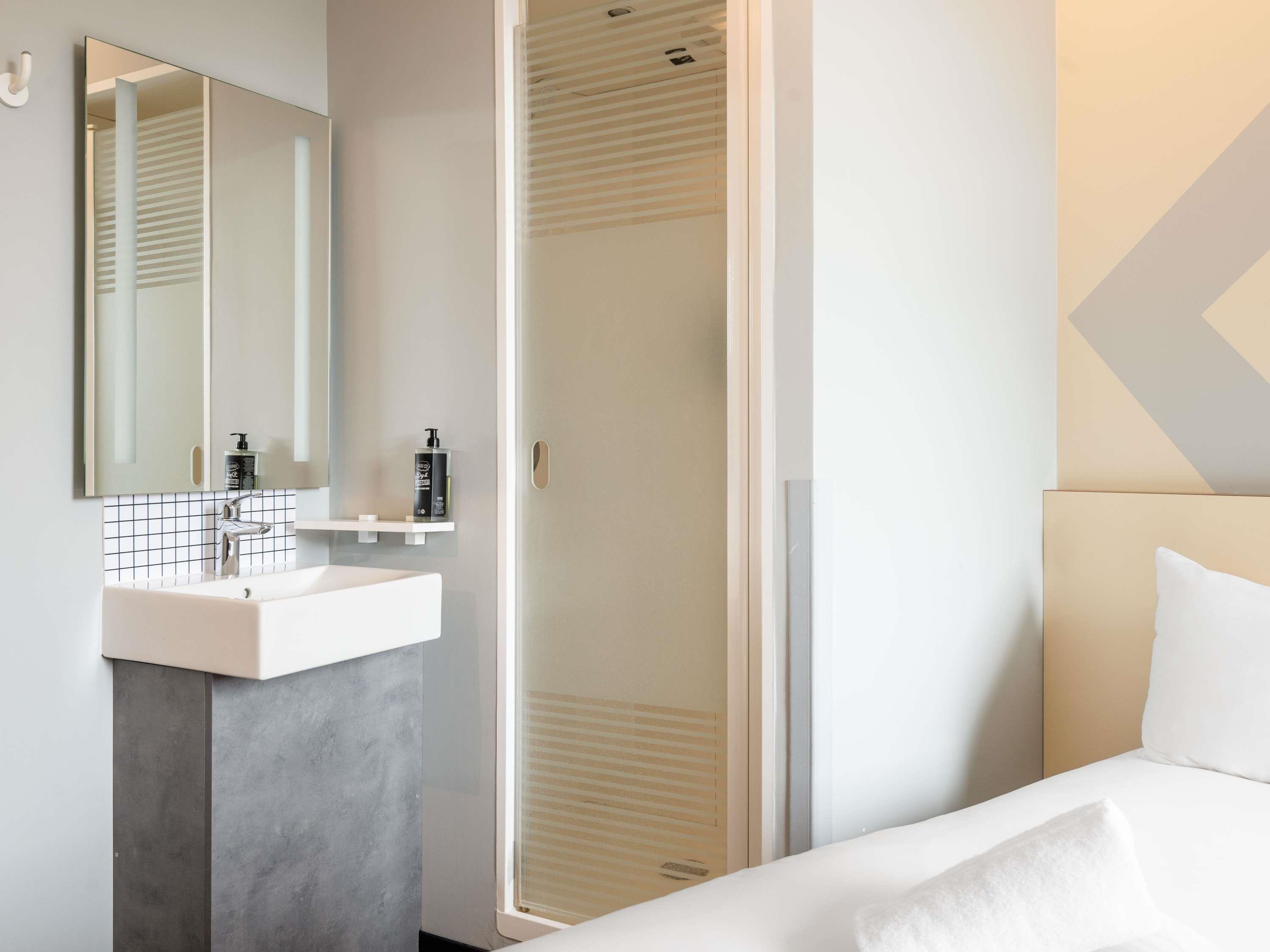 ibis budget Leuven Centrum Room Type - Triple room with a double bed and a single bunk bed