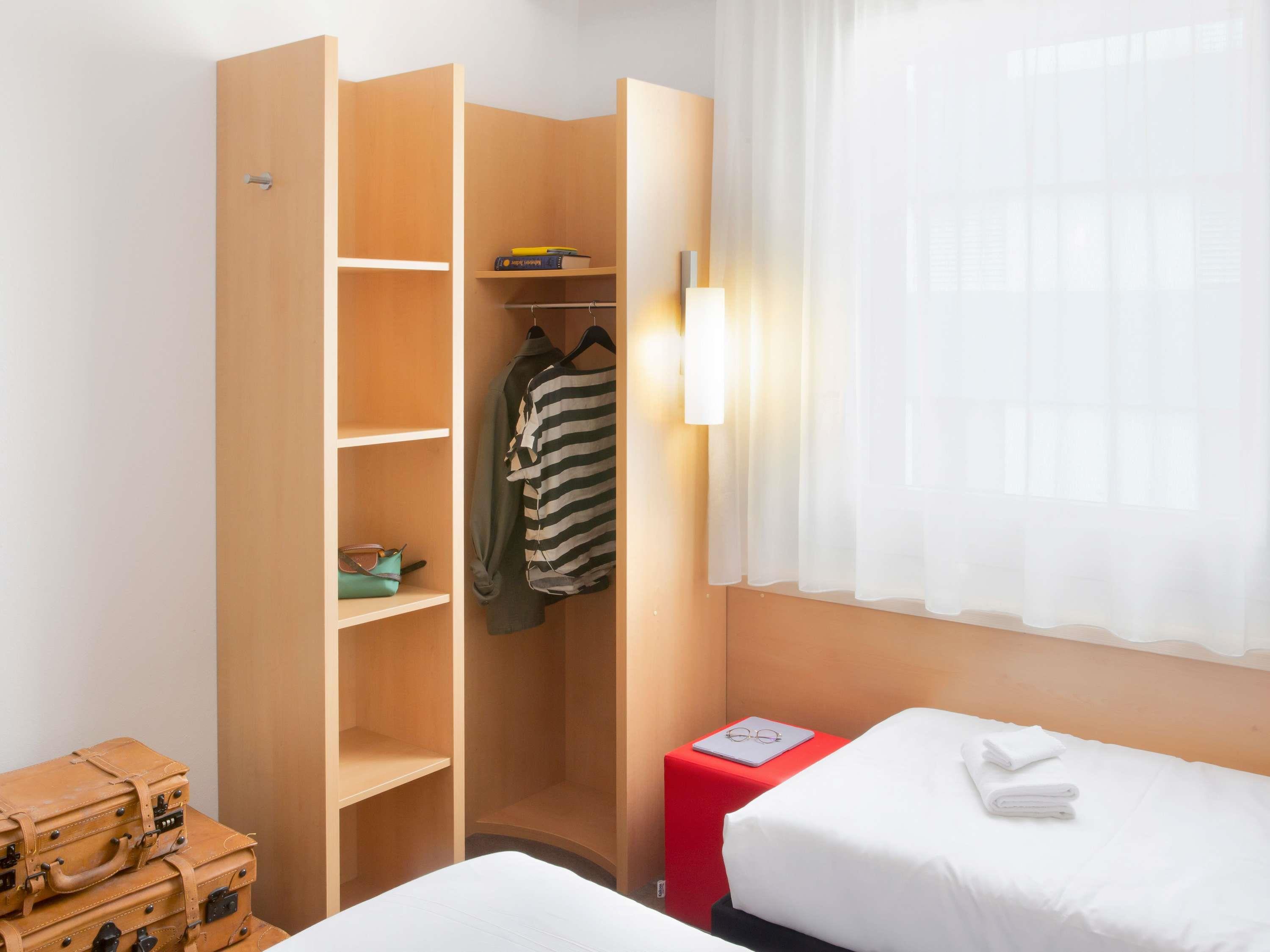 ibis Lugano Paradiso Room Type - Standard Room with 1 double bed and 1 single bed ibis Lugano Paradiso Room Type - Standard Room with 1 double bed and 1 single bed