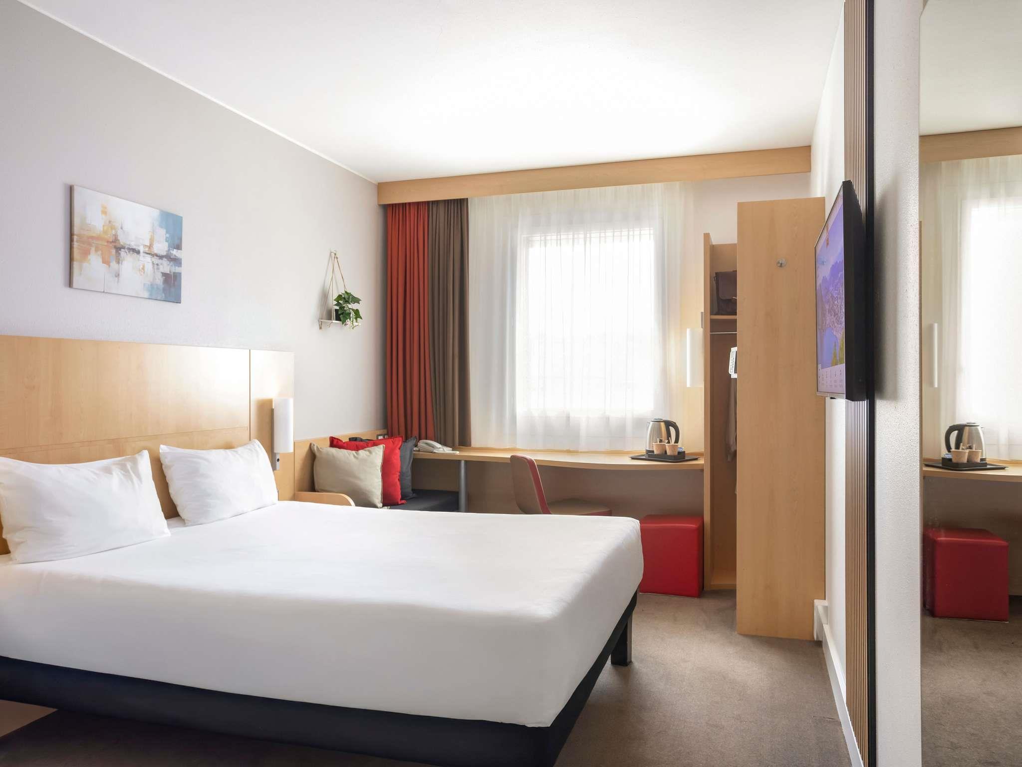 ibis Lugano Paradiso Room Type - Room with 1 double bed (63 x 79 inches [160 x 200 cm]) with new bedding