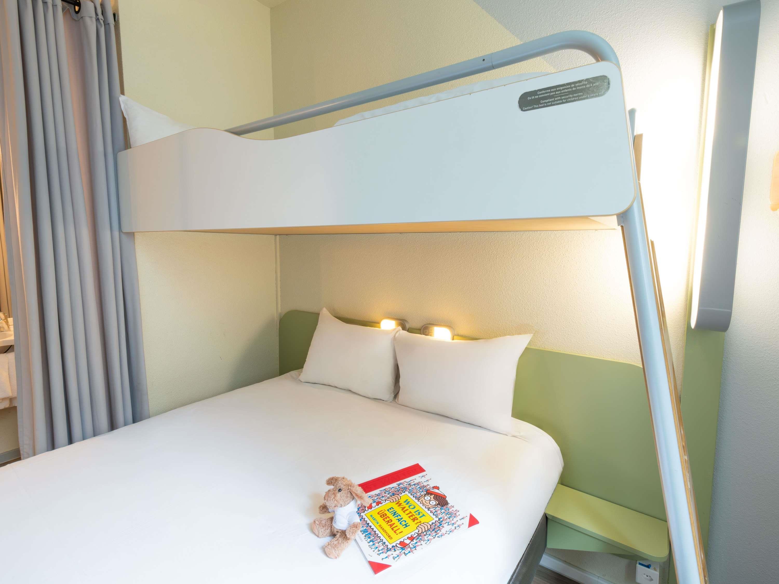 ibis budget Luzern City Room Type - Triple Room with double bed (59x79 in