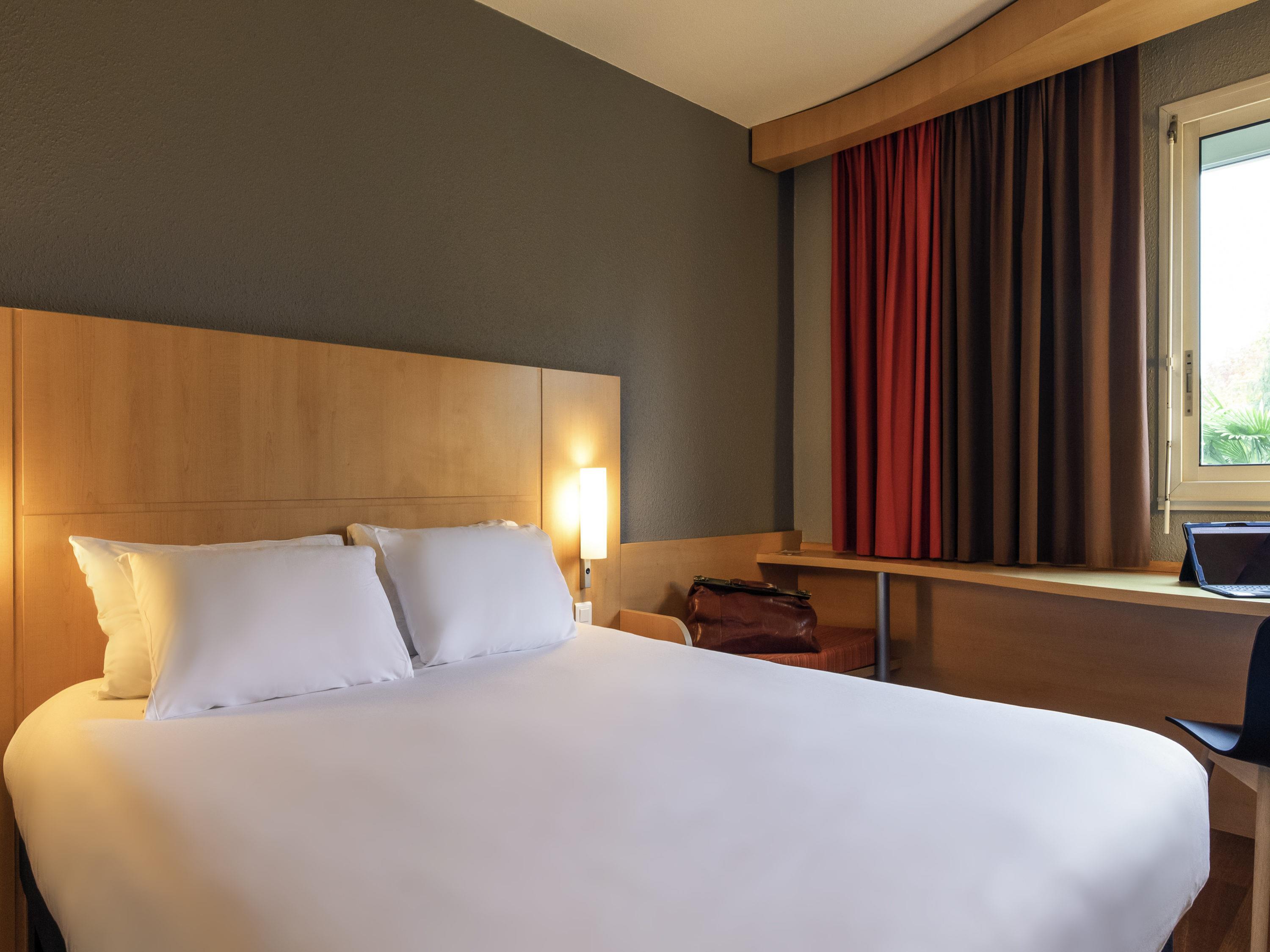 ibis Quimperle Room Type - Standard Room with 1 double bed and 1 desk bed
