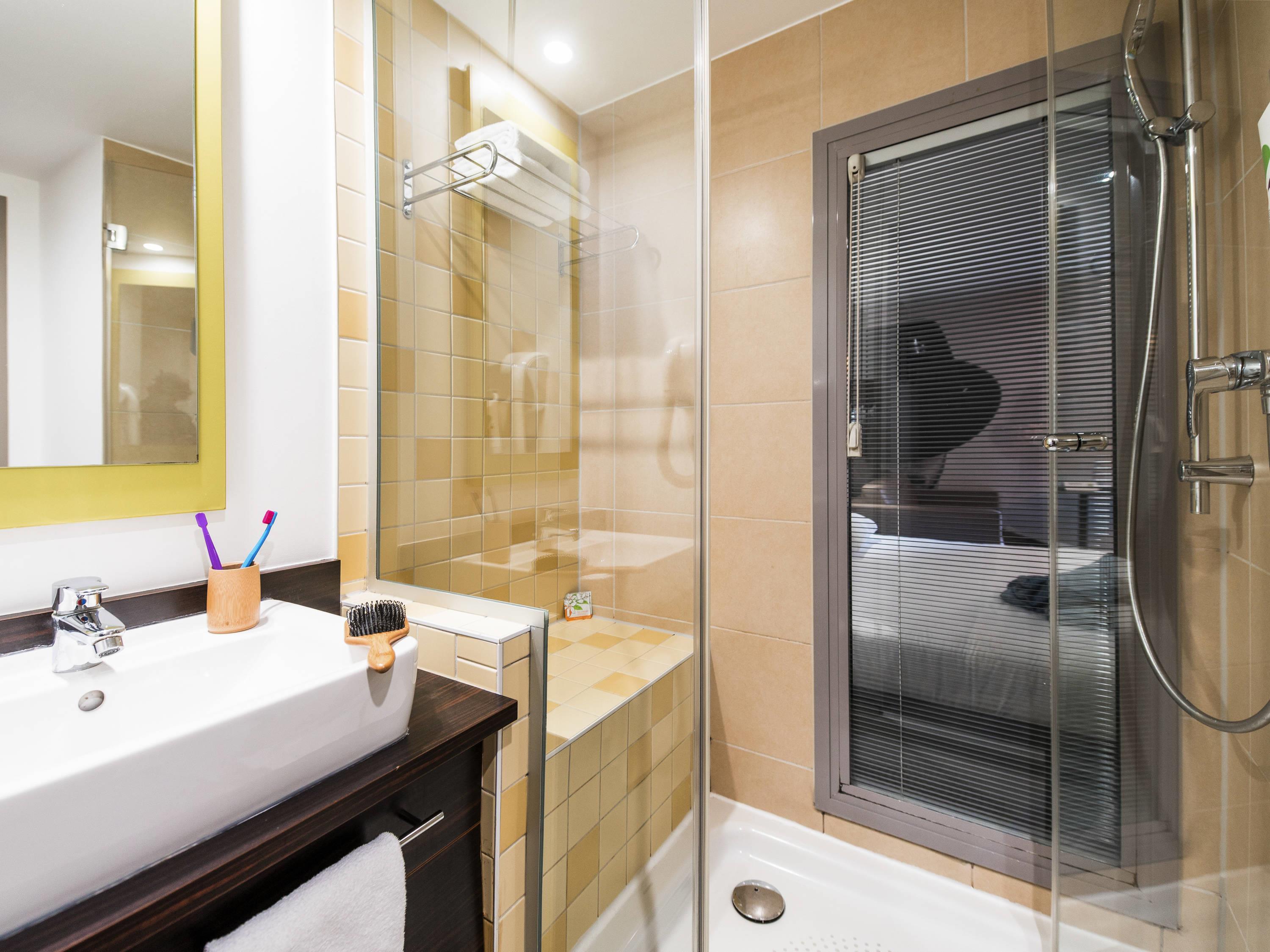 ibis Styles Nice Vieux Port Room Type - Standard Room with 1 double bed and 1 sofa or armchair