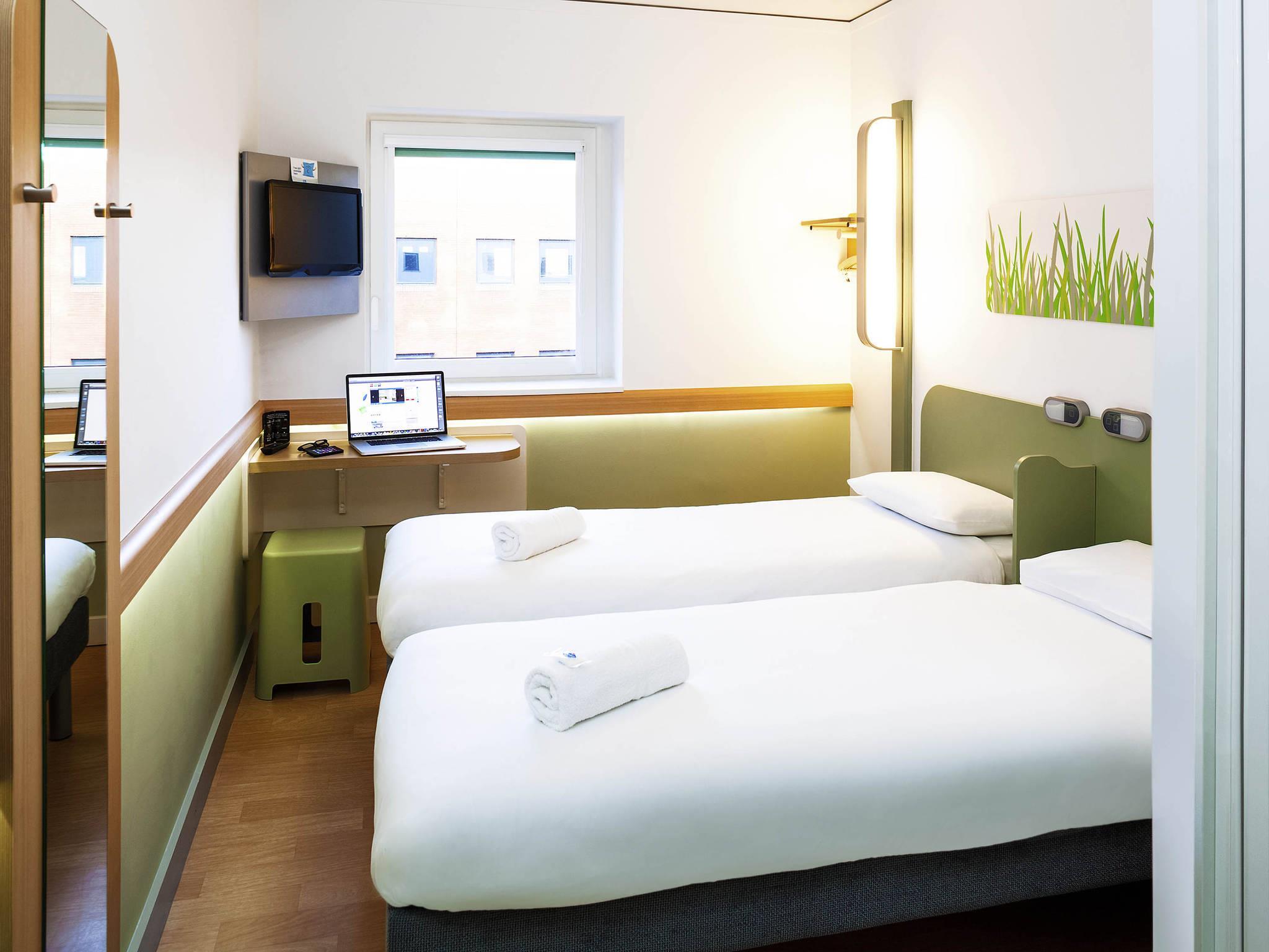 ibis budget Belfast City Centre Room Type - Room with large bed for 2 people