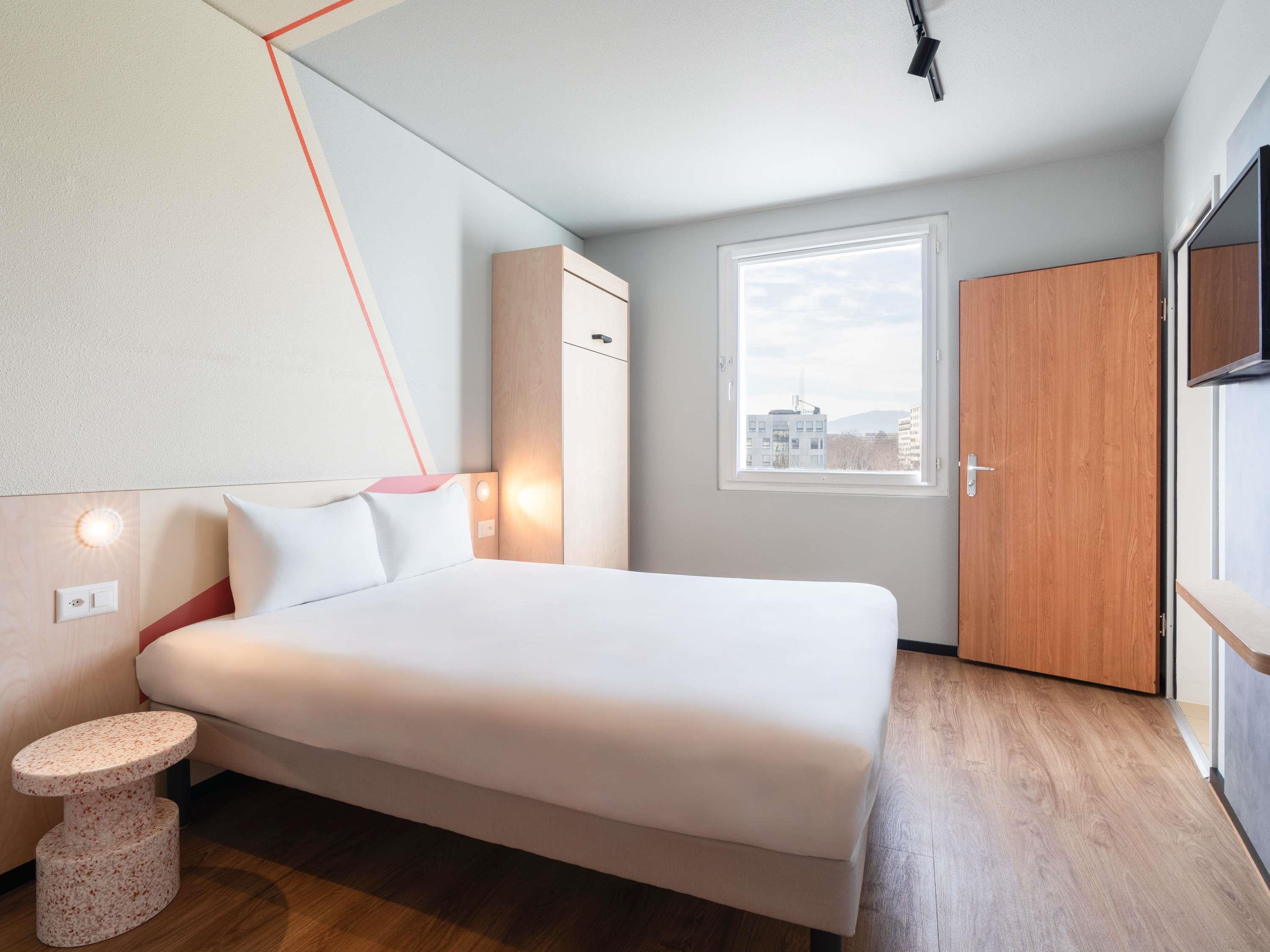 IBIS BUDGET GENEVE PETIT LANCY Room Type - Room with 1 double bed + 1 bunk bed and wheelchair access IBIS BUDGET GENEVE PETIT LANCY Room Type - Room with 1 double bed + 1 bunk bed and wheelchair access