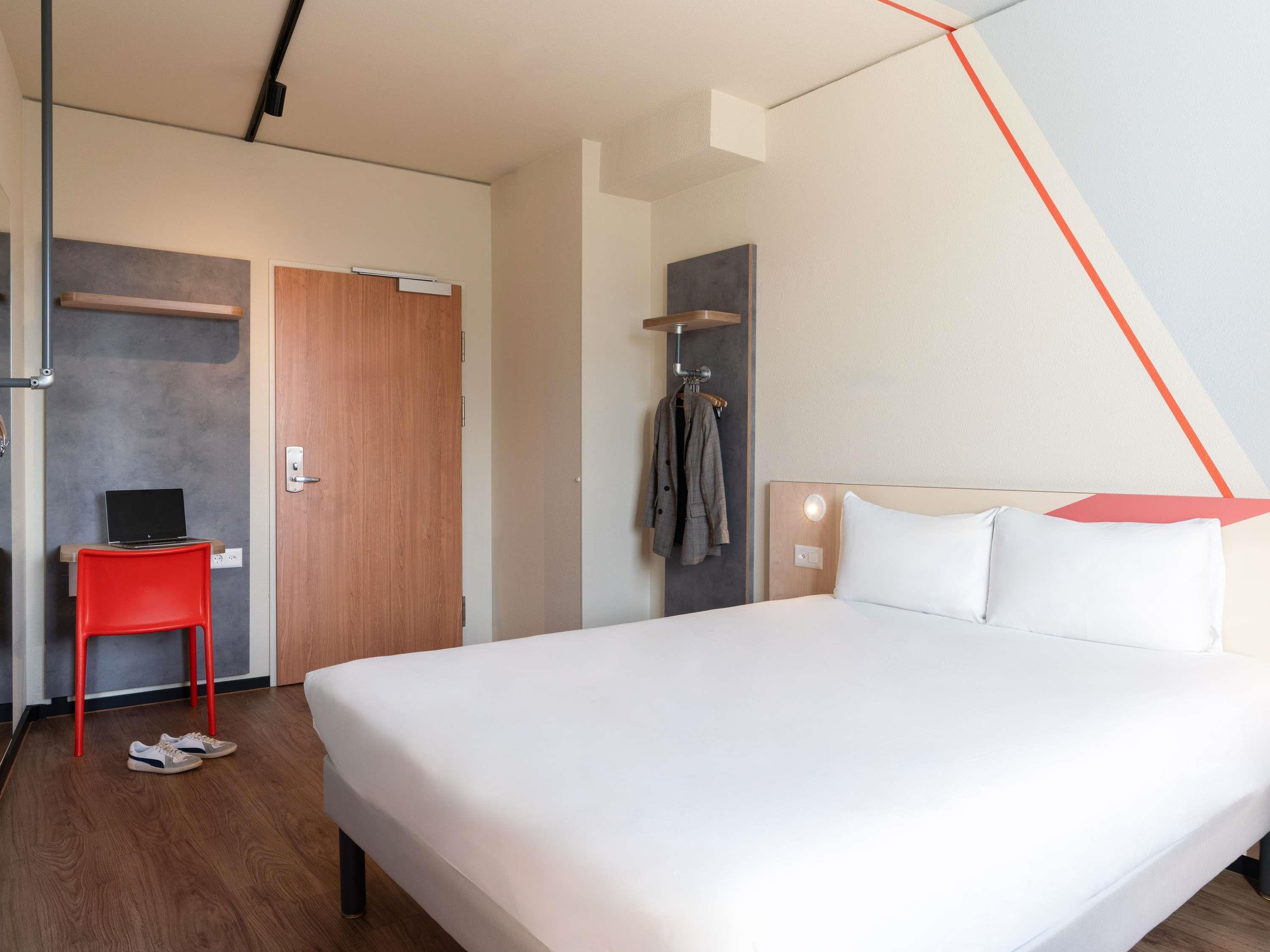 IBIS BUDGET GENEVE PETIT LANCY Room Type - Room with 1 double bed + 1 bunk bed and wheelchair access IBIS BUDGET GENEVE PETIT LANCY Room Type - Room with 1 double bed + 1 bunk bed and wheelchair access