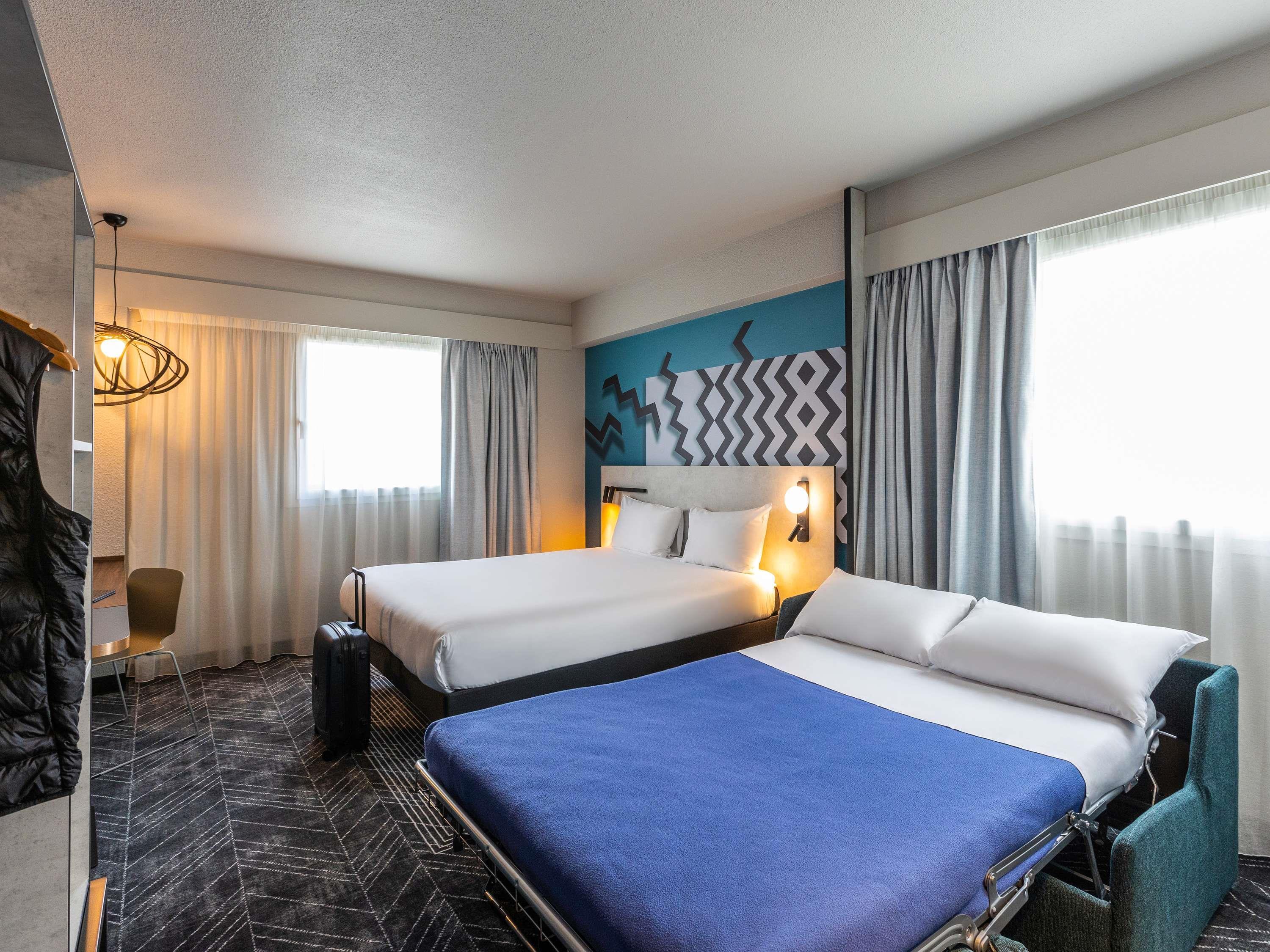 ibis Styles Bordeaux Meriadeck Room Type - Premium room with a queen size bed and a double sofa bed