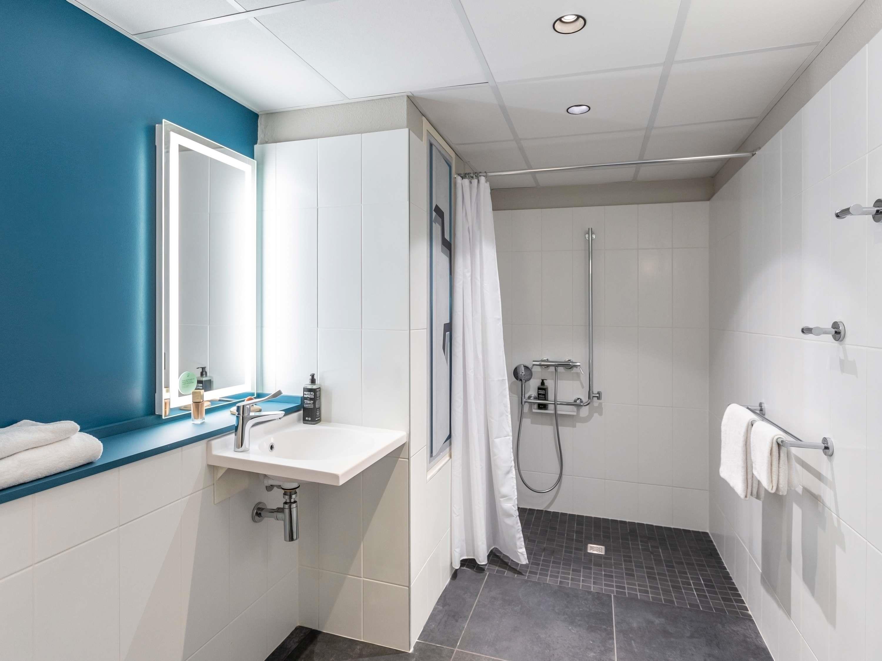 ibis Styles Bordeaux Meriadeck Room Type - Superior Room with a queen-size bed for people with reduced mobility
