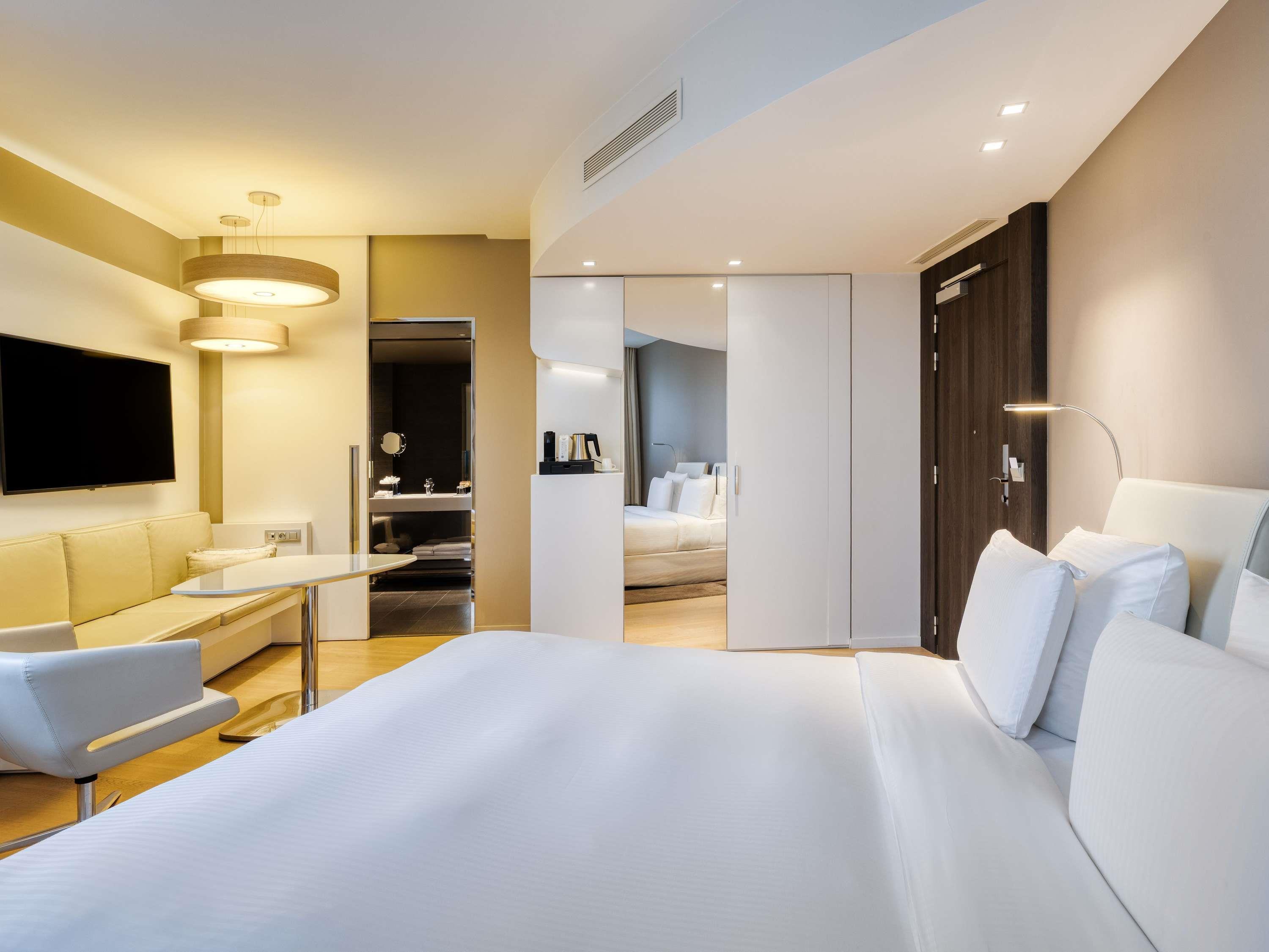 Pullman Brussels Centre Midi Room Type - DELUXE ROOM, 1 King Size Bed, City View