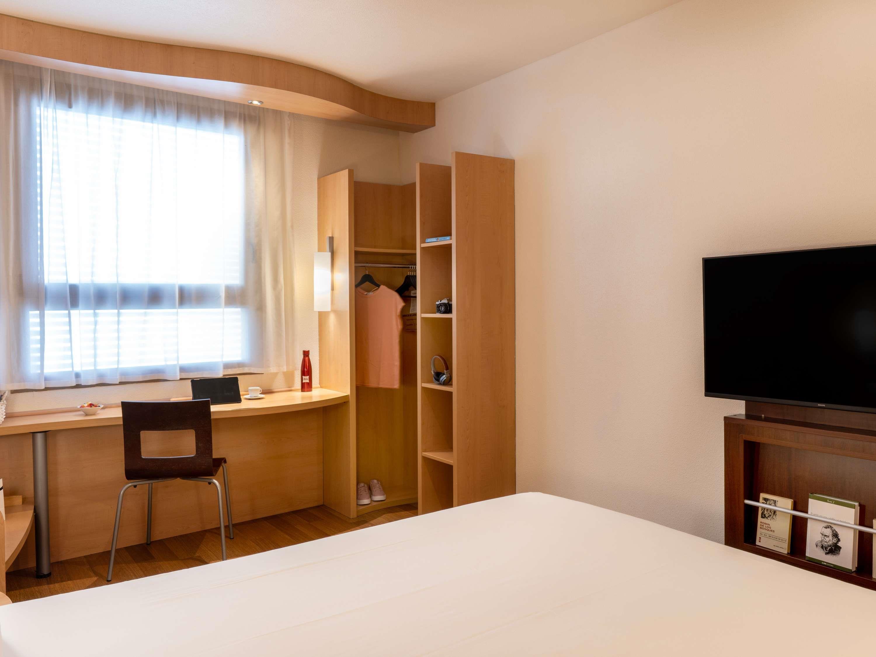 ibis Madrid Centro Las Ventas Room Type - Room with a double bed for 1 or 2 people featuring the new ibis bed ibis Madrid Centro Las Ventas Room Type - Room with a double bed for 1 or 2 people featuring the new ibis bed