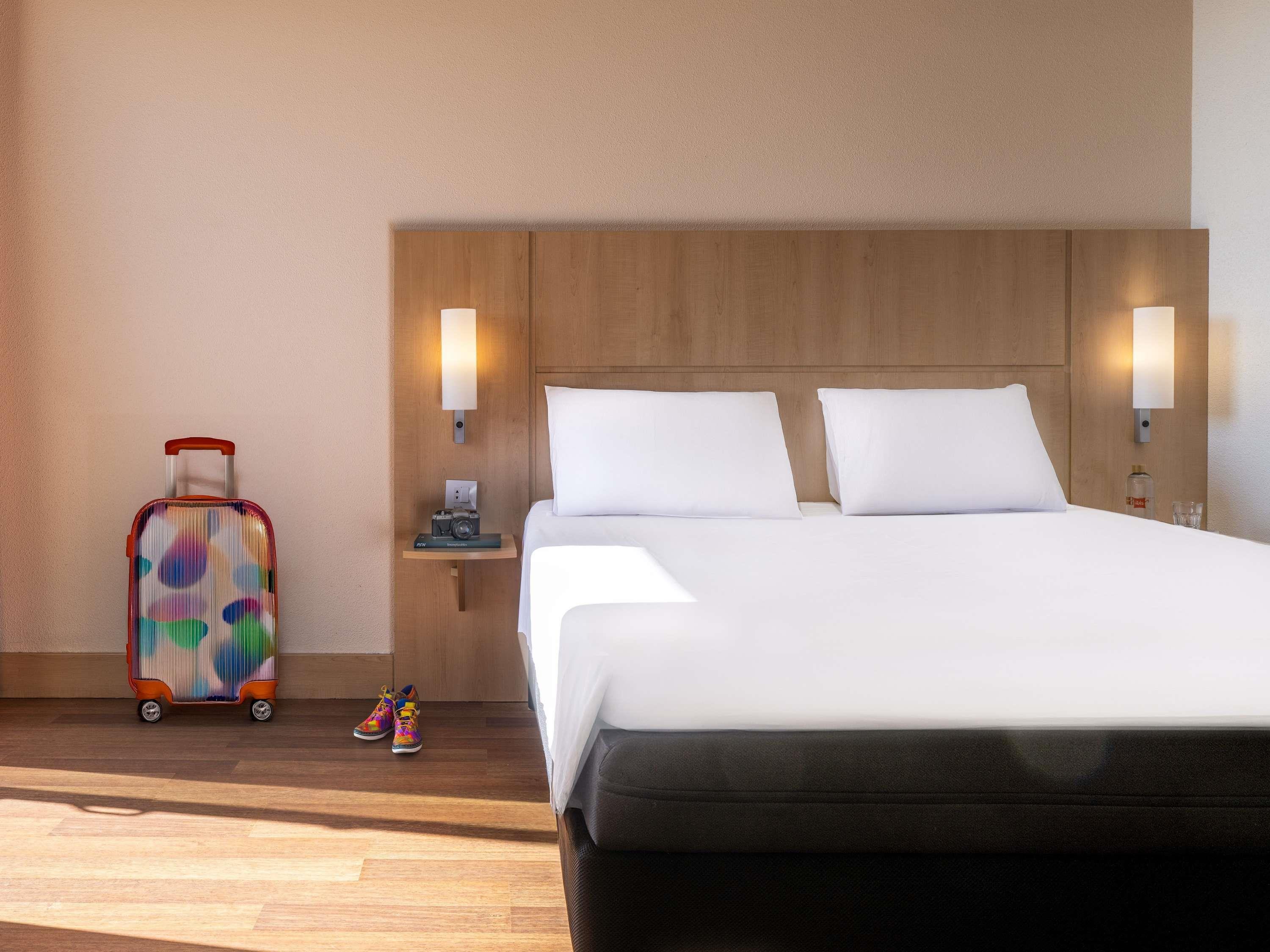 ibis Madrid Centro Las Ventas Room Type - Room with 1 double bed + 1 sofa bed (new ibis bed) for 2 adults and 1 child