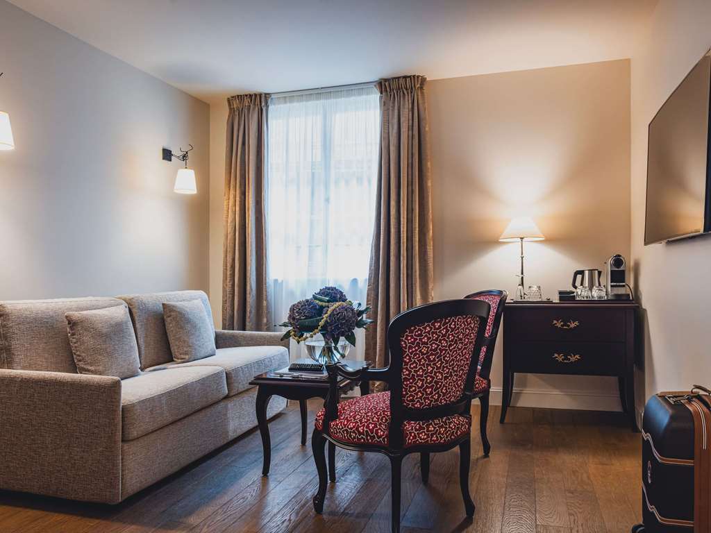 H Room Type - SUITE, with 1 large bed or twin beds, separate living room with sofa bed