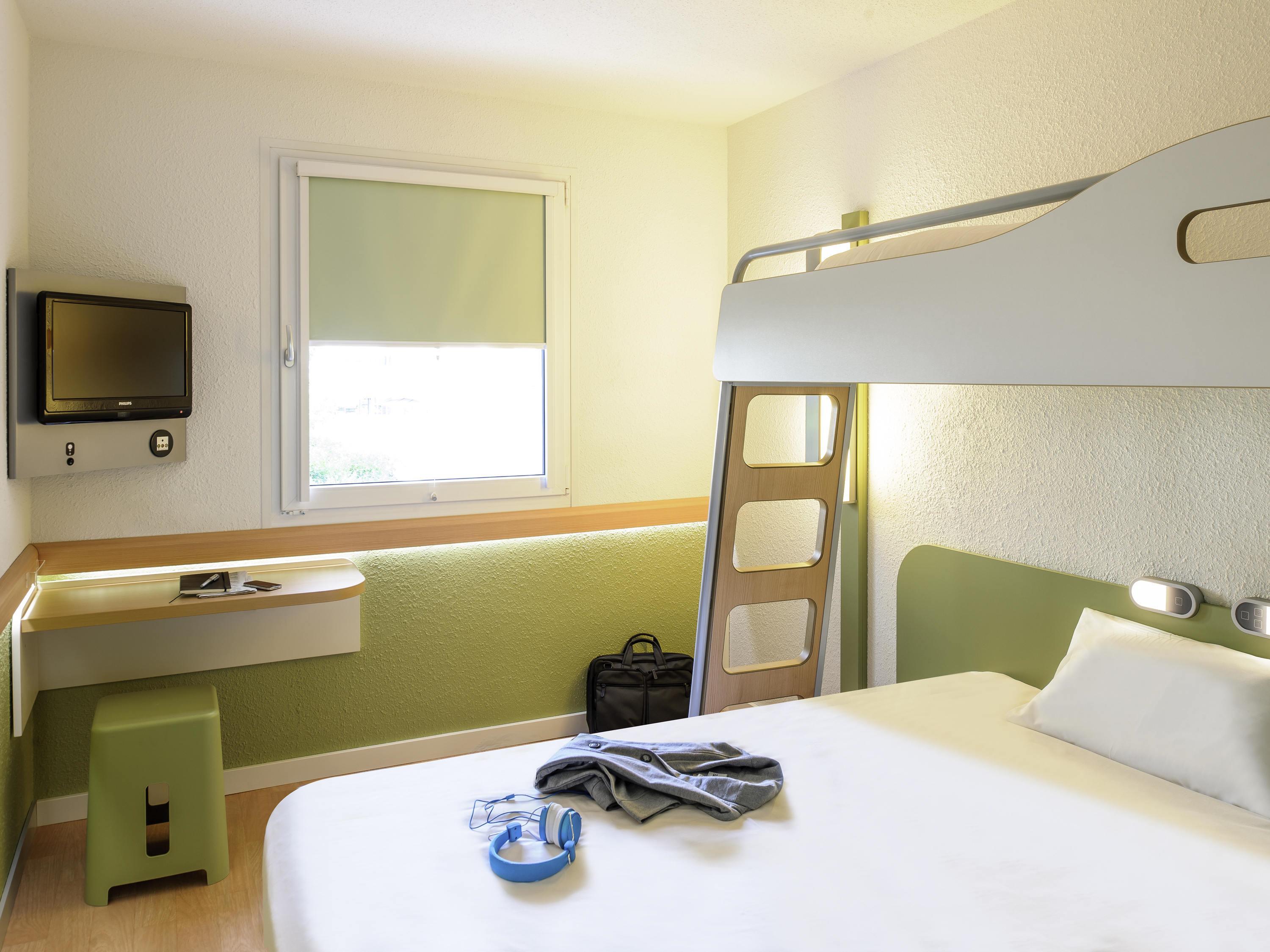 Ibis Budget Lleida Room Type - Room with double bed and single bed