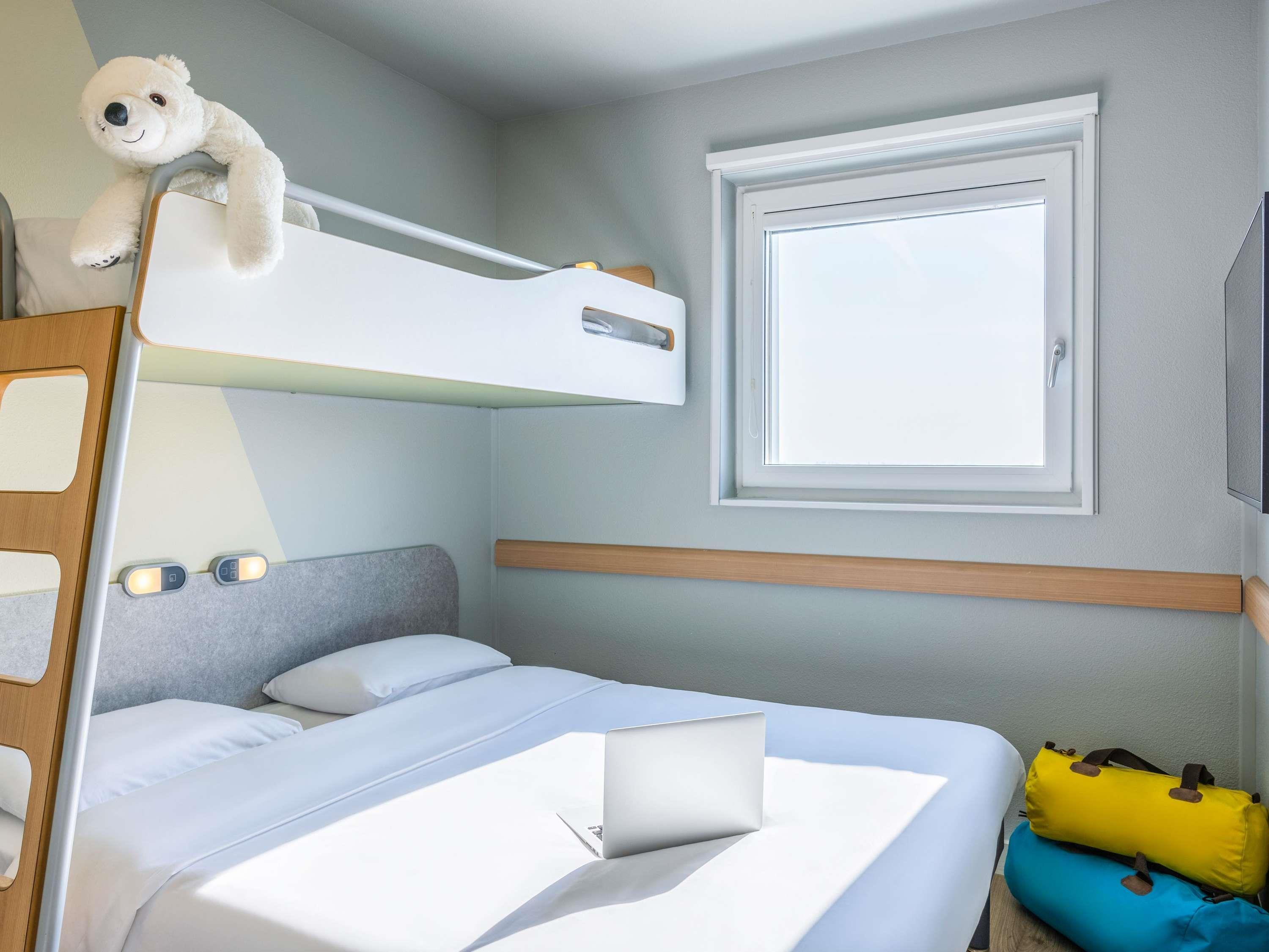 IBIS BUDGET LAUSANNE BUSSIGNY Room Type - TRIPLE - room with double bed, 160 x 190 cm, and overhead bed, 80 x 200 cm IBIS BUDGET LAUSANNE BUSSIGNY Room Type - TRIPLE - room with double bed, 160 x 190 cm, and overhead bed, 80 x 200 cm