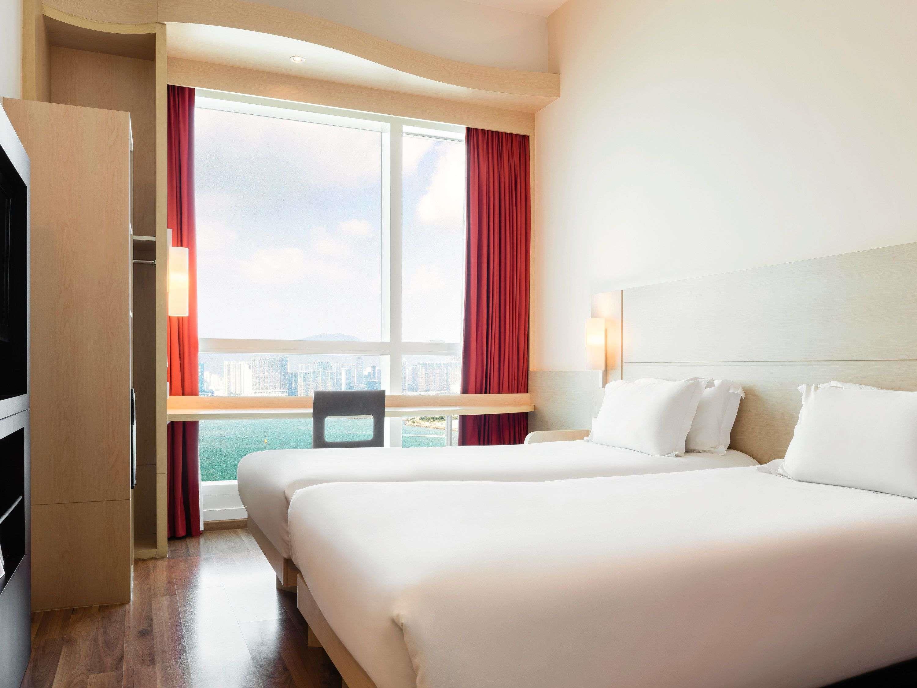 ibis Hong Kong Central And Sheung Wan Room Type - Family Room with 1 queen bed and 2 single beds ibis Hong Kong Central And Sheung Wan Room Type - Family Room with 1 queen bed and 2 single beds