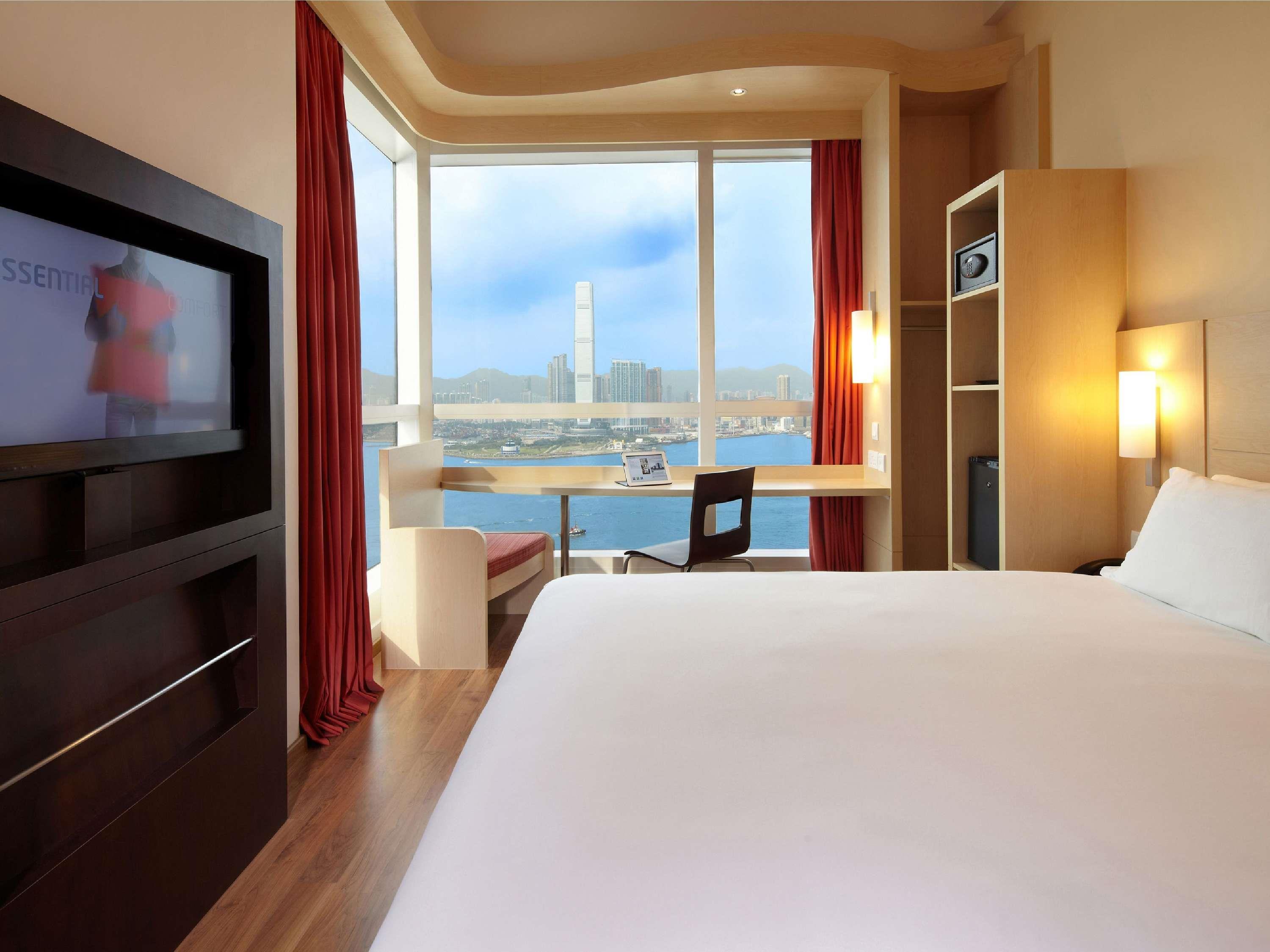 ibis Hong Kong Central And Sheung Wan Room Type - Superior Room with 1 queen bed, Harbour view