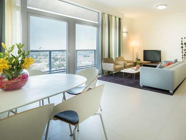 EXECUTIVE ONE BEDROOM APARTMENT