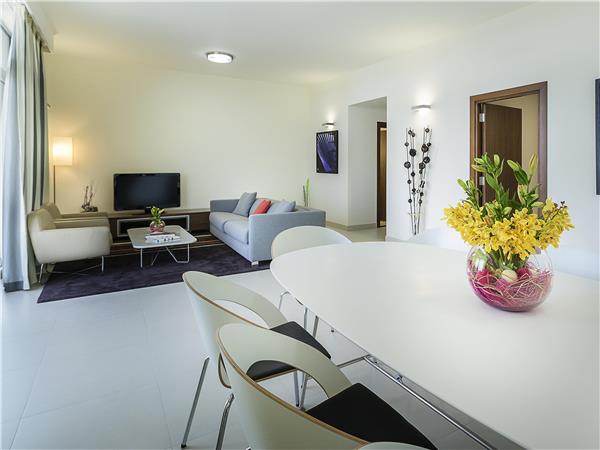 EXECUTIVE ONE BEDROOM APARTMENT