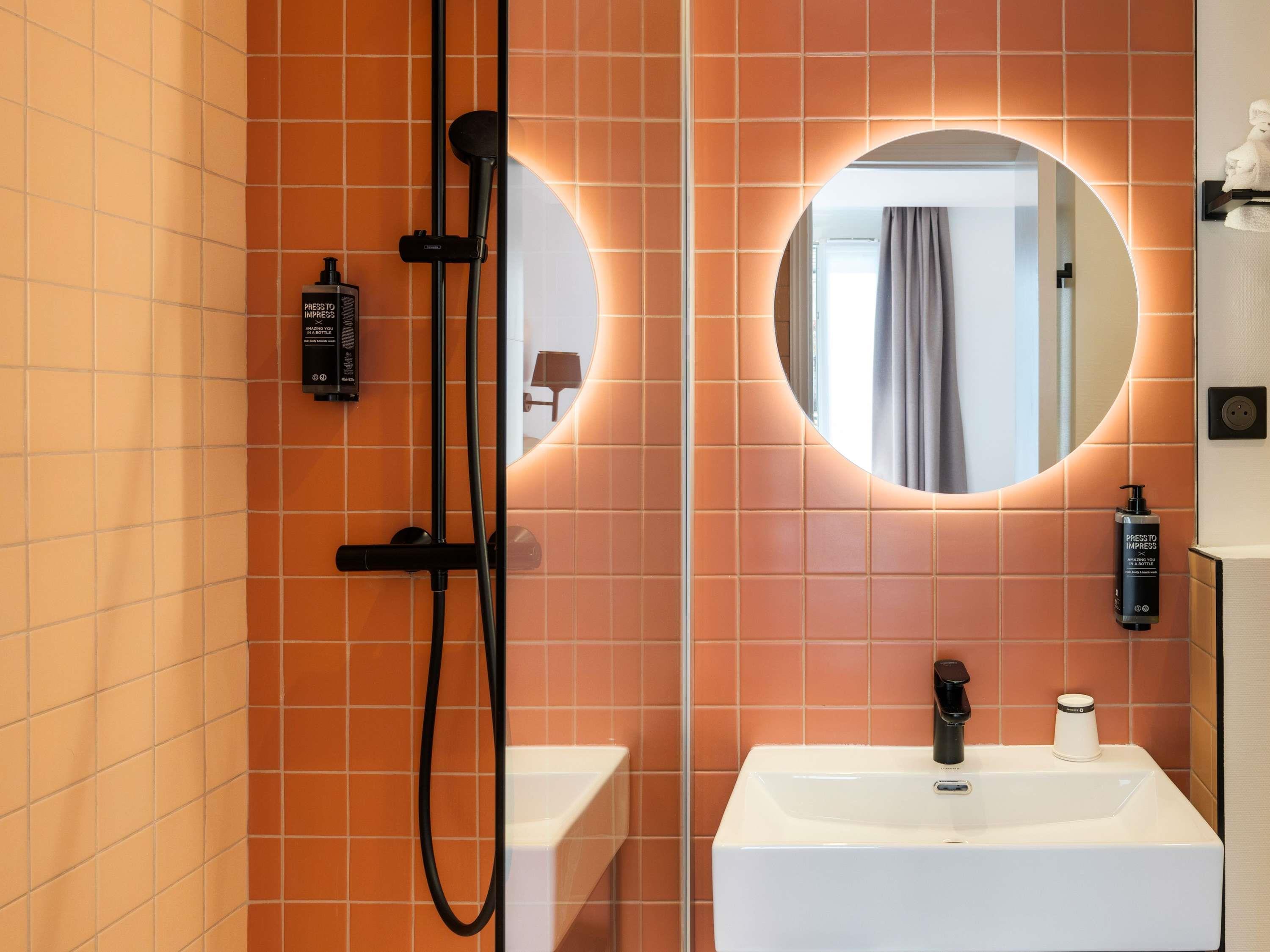ibis Styles Paris Cadet Lafayette Room Type - Standard Room with a double bed