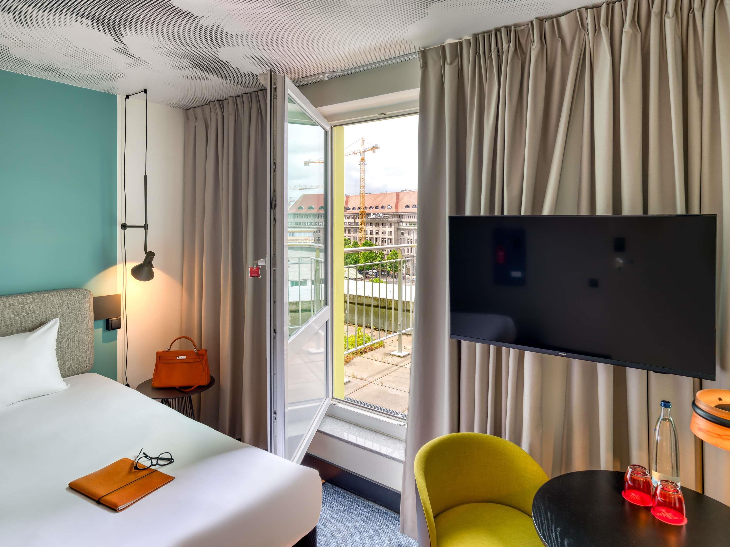 IBIS BERLIN KURFUERSTENDAMM Room Type - Room with 63x79 (160x200 cm) double bed and balcony, new sleep-easy concept IBIS BERLIN KURFUERSTENDAMM Room Type - Room with 63x79 (160x200 cm) double bed and balcony, new sleep-easy concept